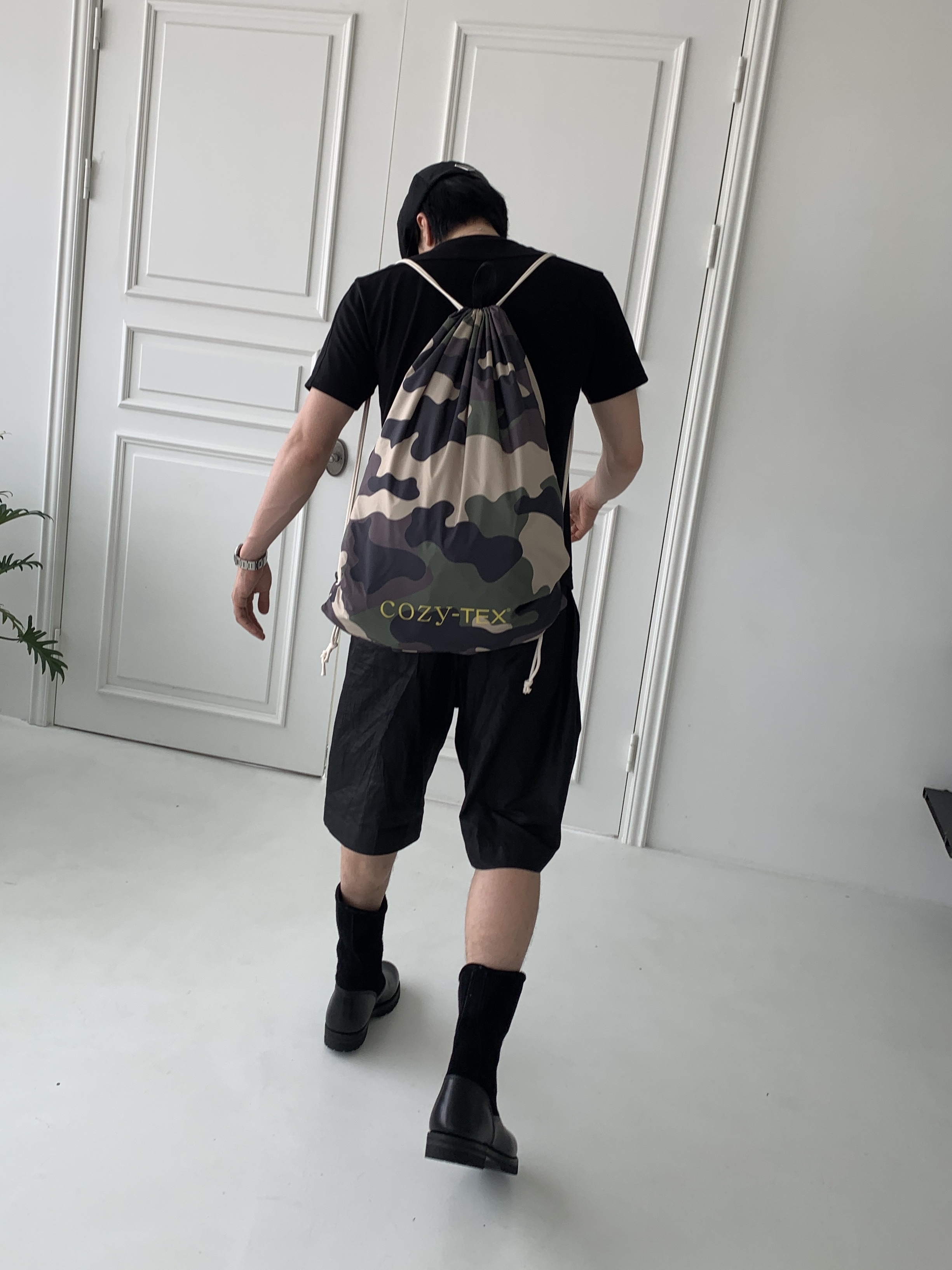 Our Legacy x Stussy Work Shop Work Boot Black Leather, Prada Re-Nylon Hat Black 착용 스타일 - 2