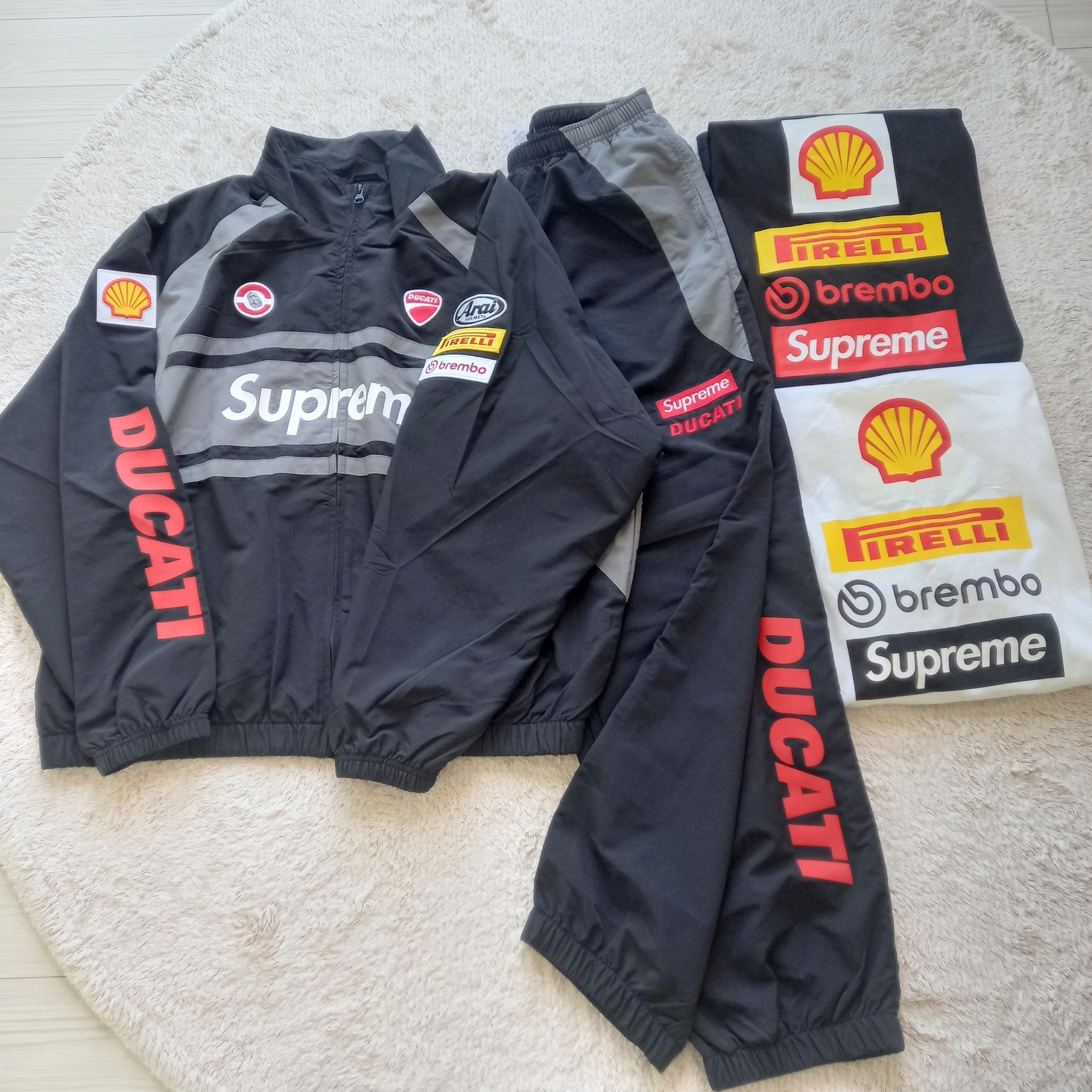 Supreme x Ducati Track Jacket Black - 24SS, Supreme x Ducati Logos T-Shirt Black - 24SS 착용 스타일 - 1