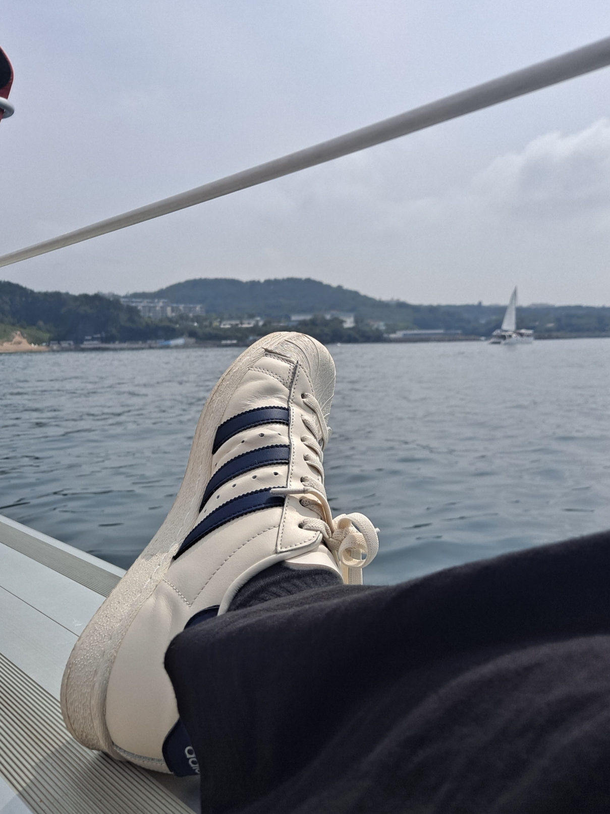 Adidas Superstar 82 White Dark Blue 착용 스타일