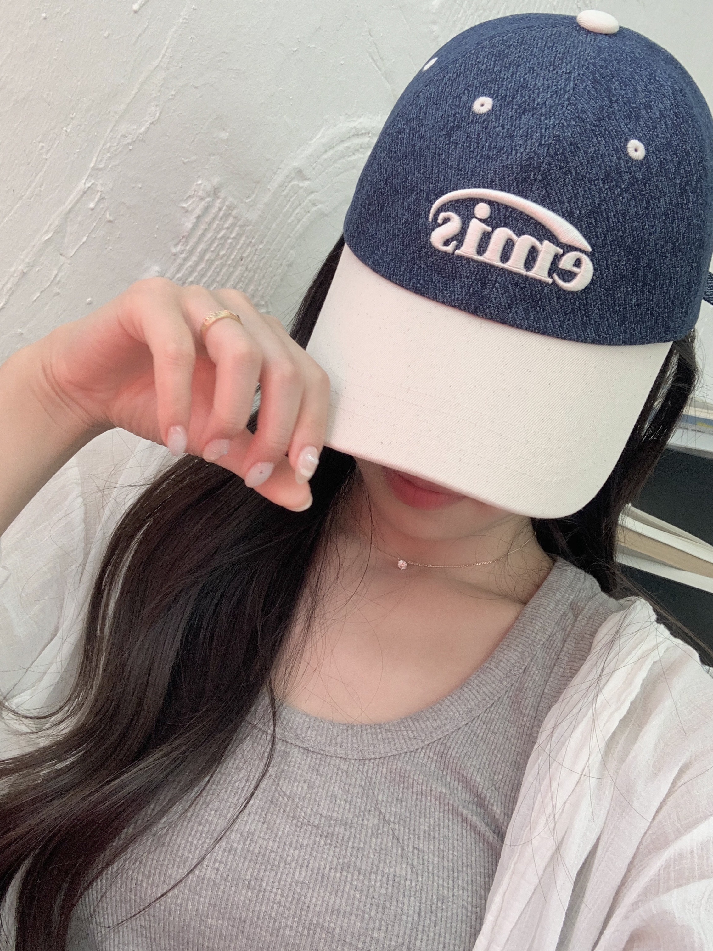Emis New Logo Denim Ball Cap Dark Blue Denim Ivory 착용 스타일