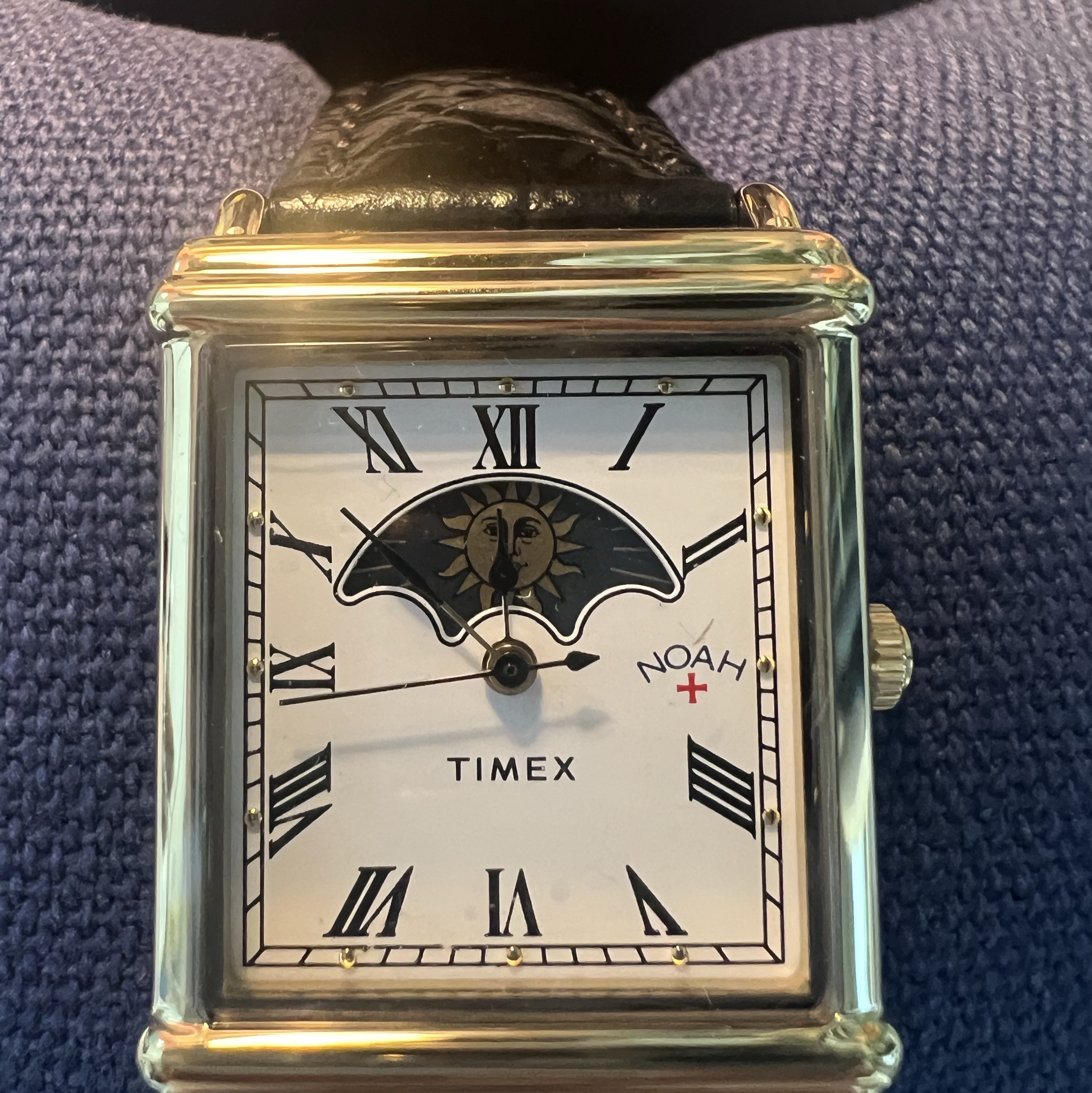 Timex x Noah Sun and Moon Watch Black Gold 착용 스타일 - 3