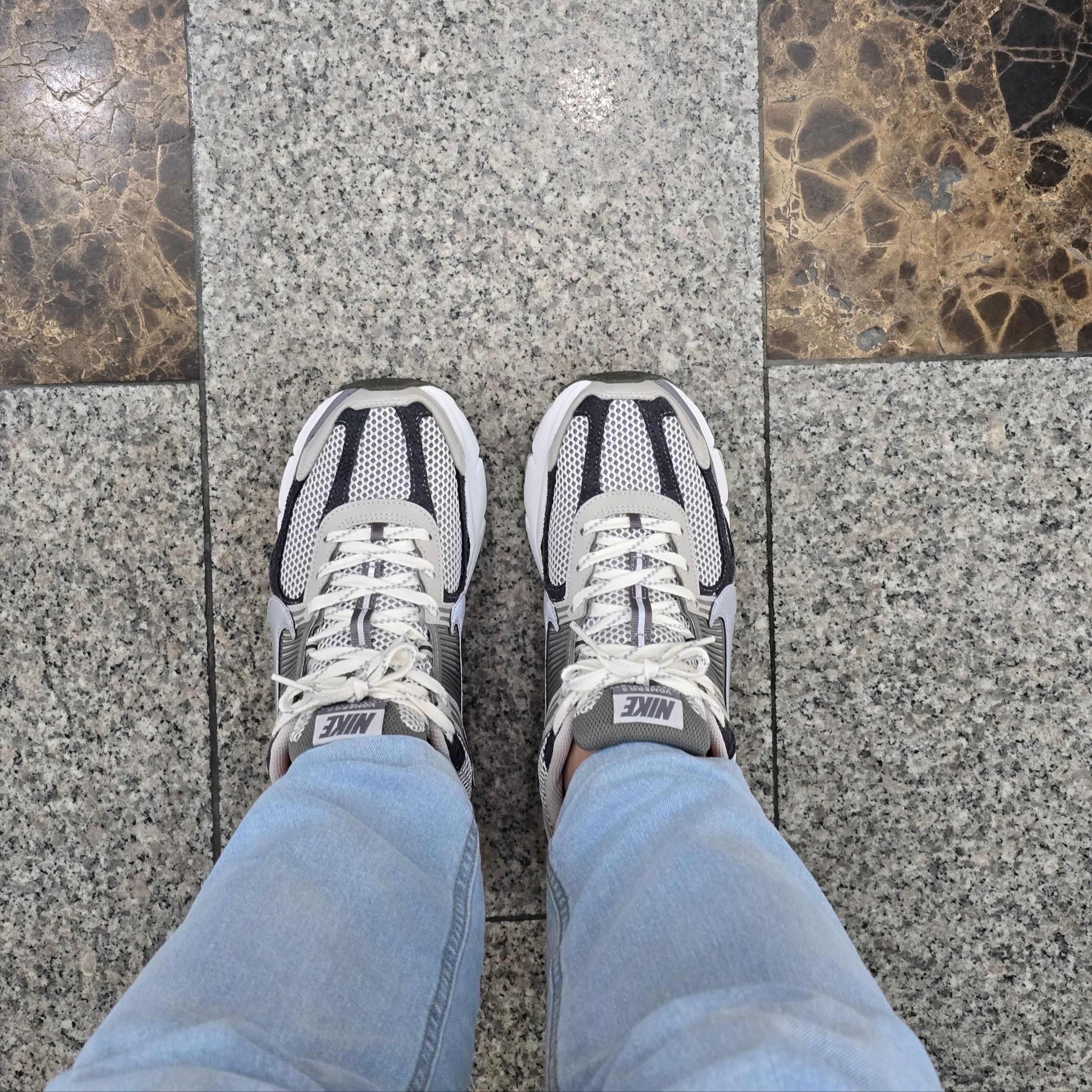 Nike Zoom Vomero 5 PRM Light Iron Ore and Flat Fewter 착용 스타일