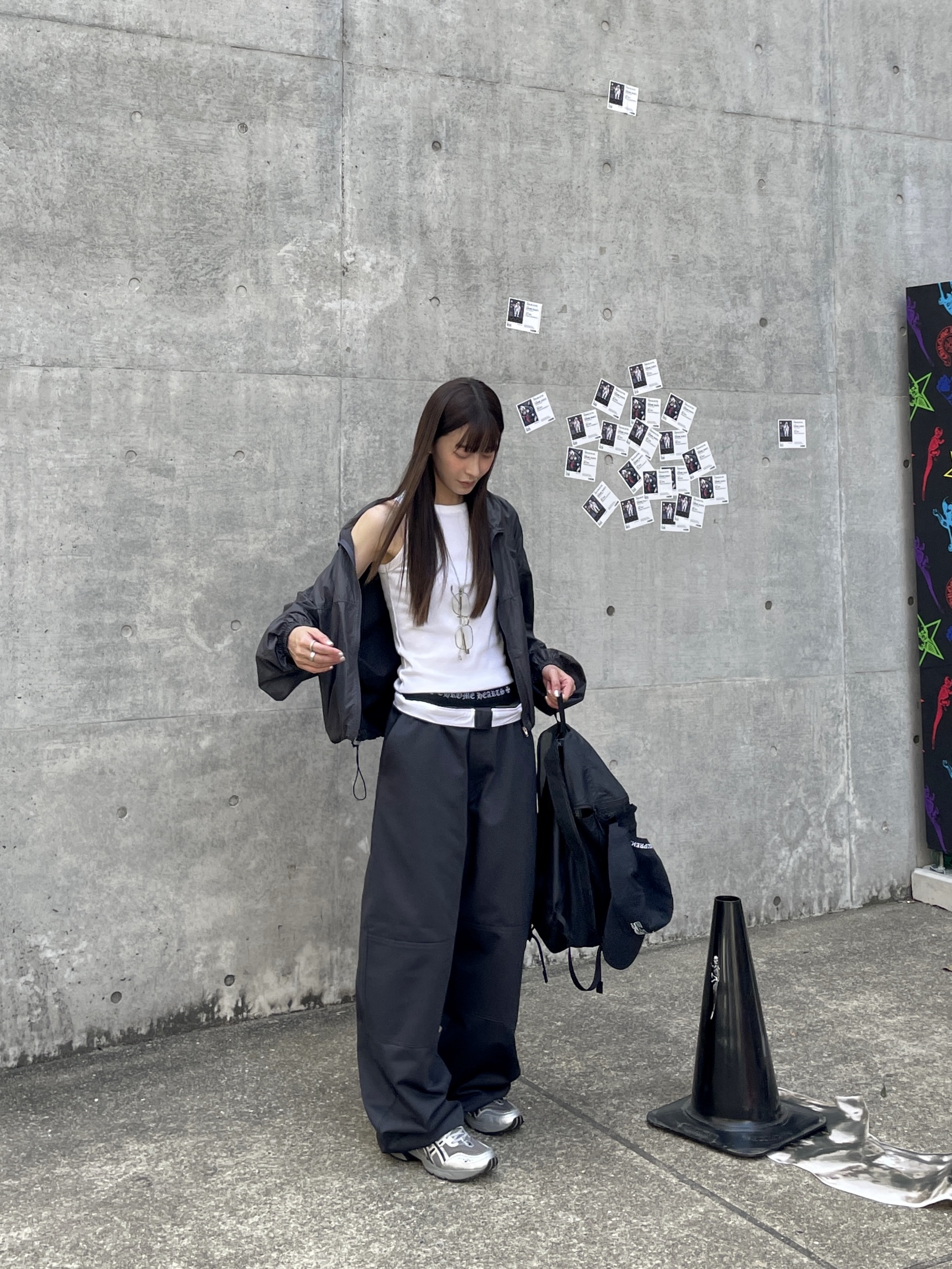 Asics x Freja Wewer Gel-1090 V2 Clay Grey Pure Silver, Arc'teryx Heliad 15 Backpack Black 착용 스타일 - 1