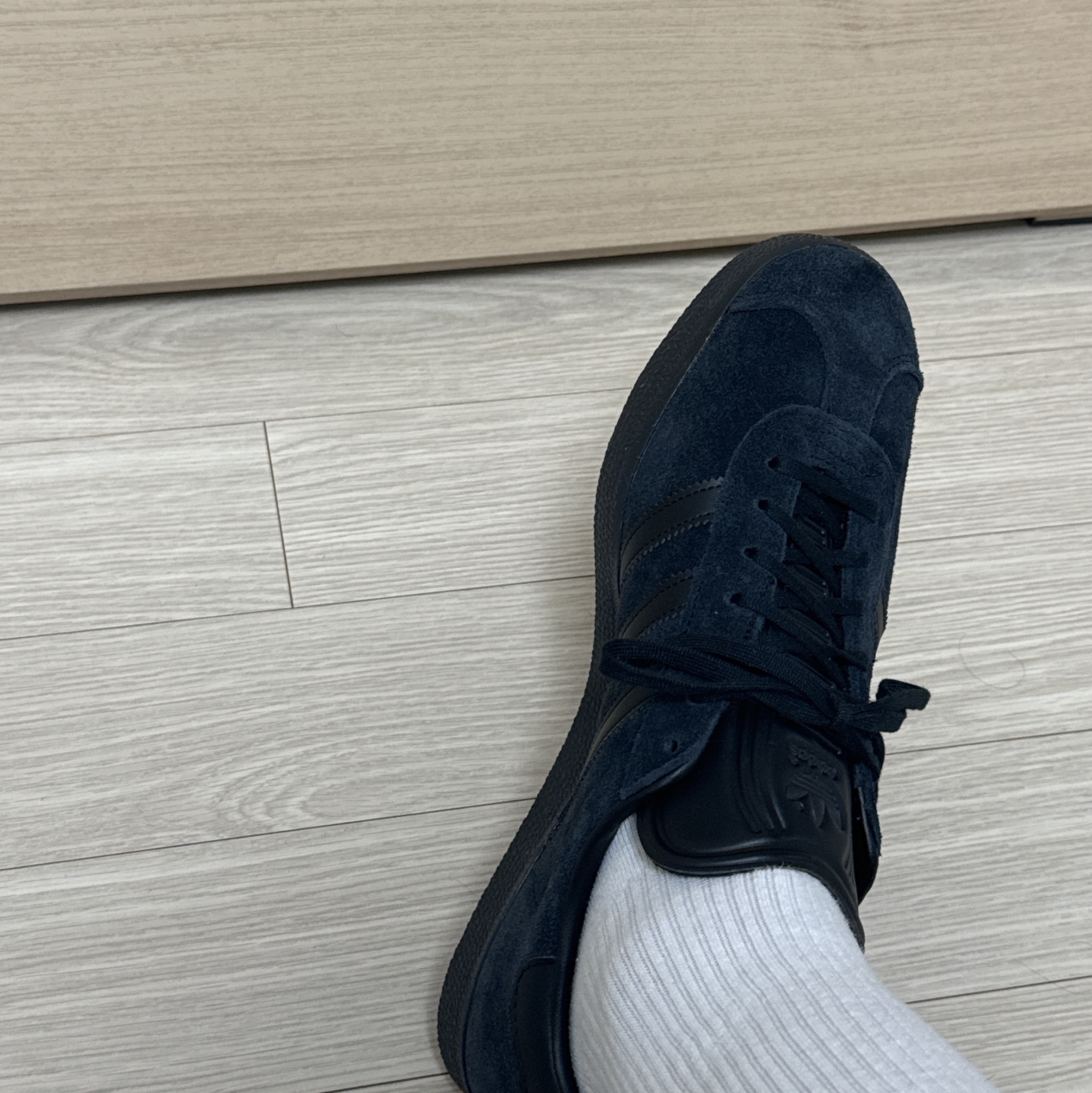 Adidas Gazelle Triple Black 착용 스타일