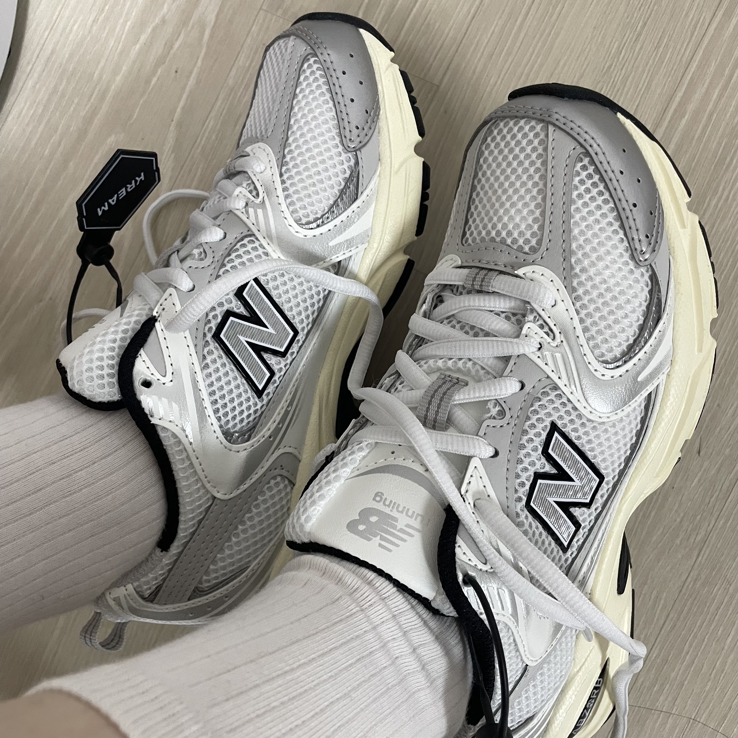 New Balance 530 Silver Cream 착용 스타일