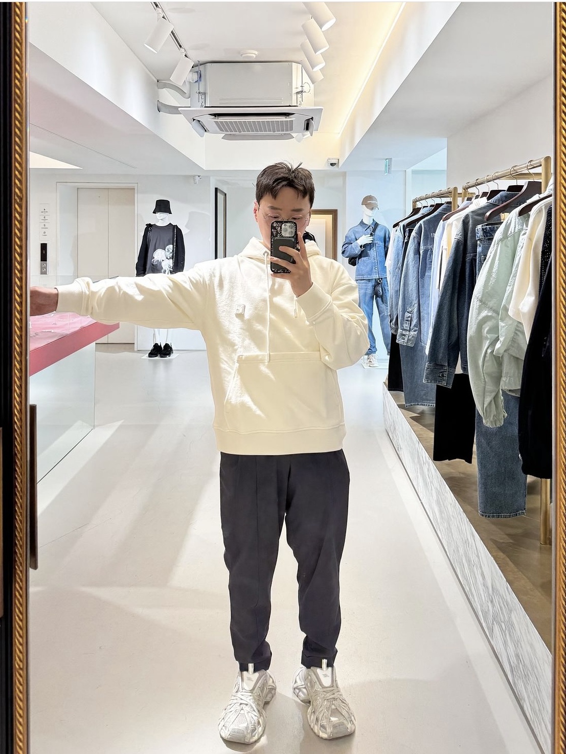Balenciaga 3XL Extreme Lace Sneakers Egg Shell, Wooyoungmi Swaying Flower Back Logo T-Shirt White - 24FW 착용 스타일 - 3