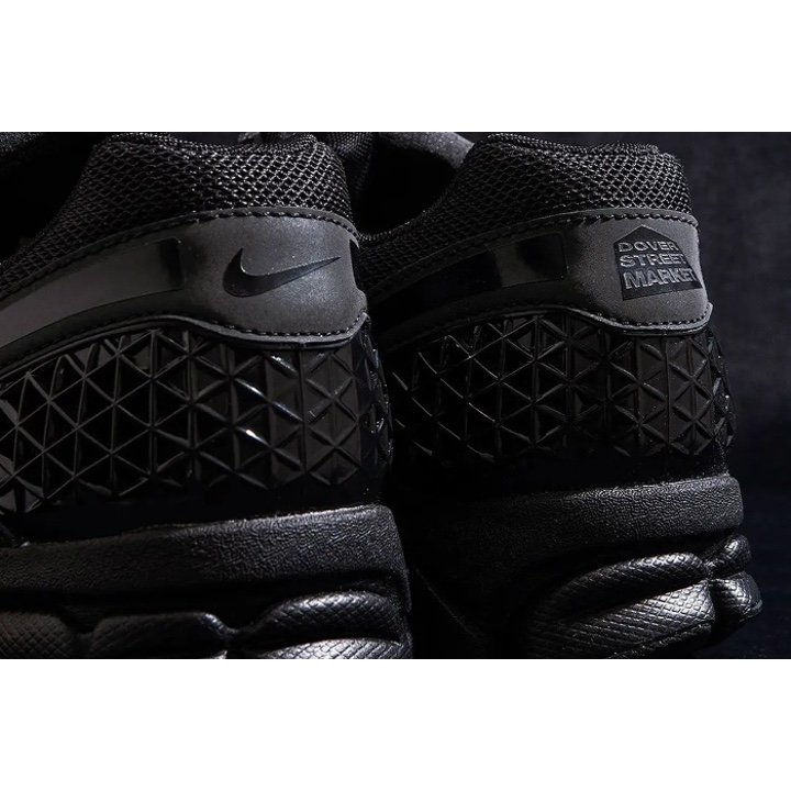 Nike x Dover Street Market Zoom Vomero 5 SP Black 착용 스타일 - 4