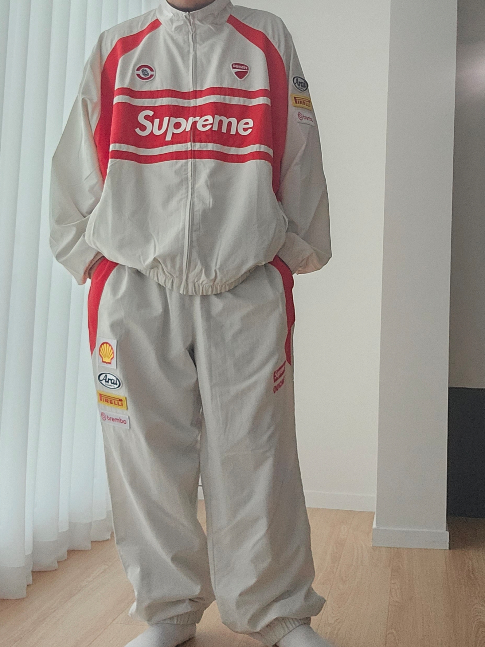 Supreme x Ducati Track Jacket Light Grey - 24SS, Supreme x Ducati Track Pants Light Grey - 24SS 착용 스타일 - 4