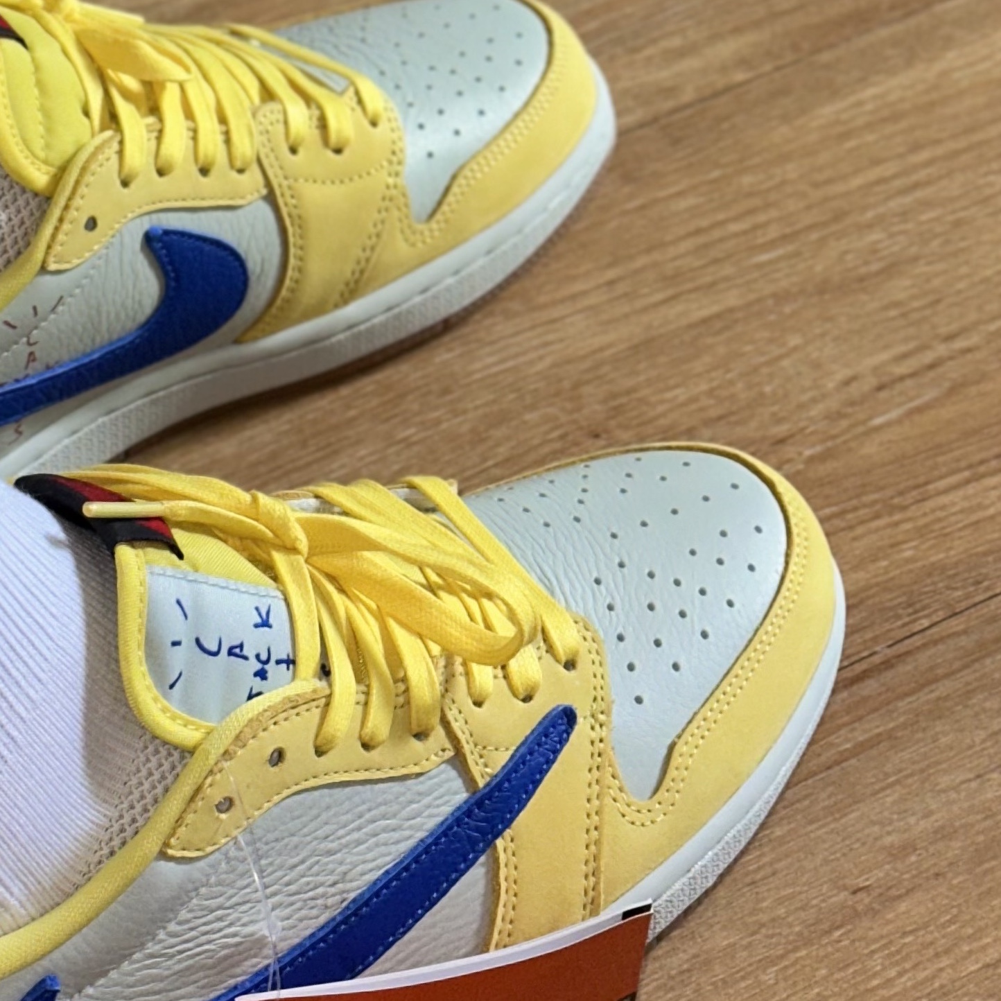 (W) Jordan 1 x Travis Scott Retro Low OG SP Canary 착용 스타일 - 2