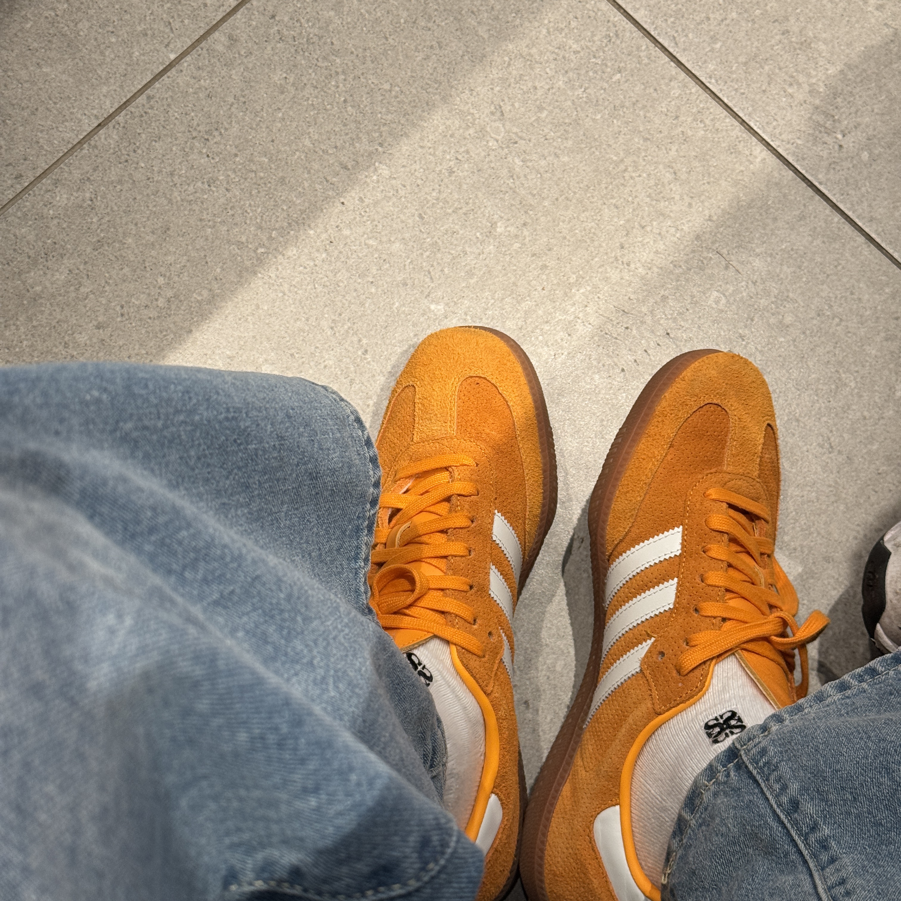 Adidas Samba OG Orange Rush 착용 스타일