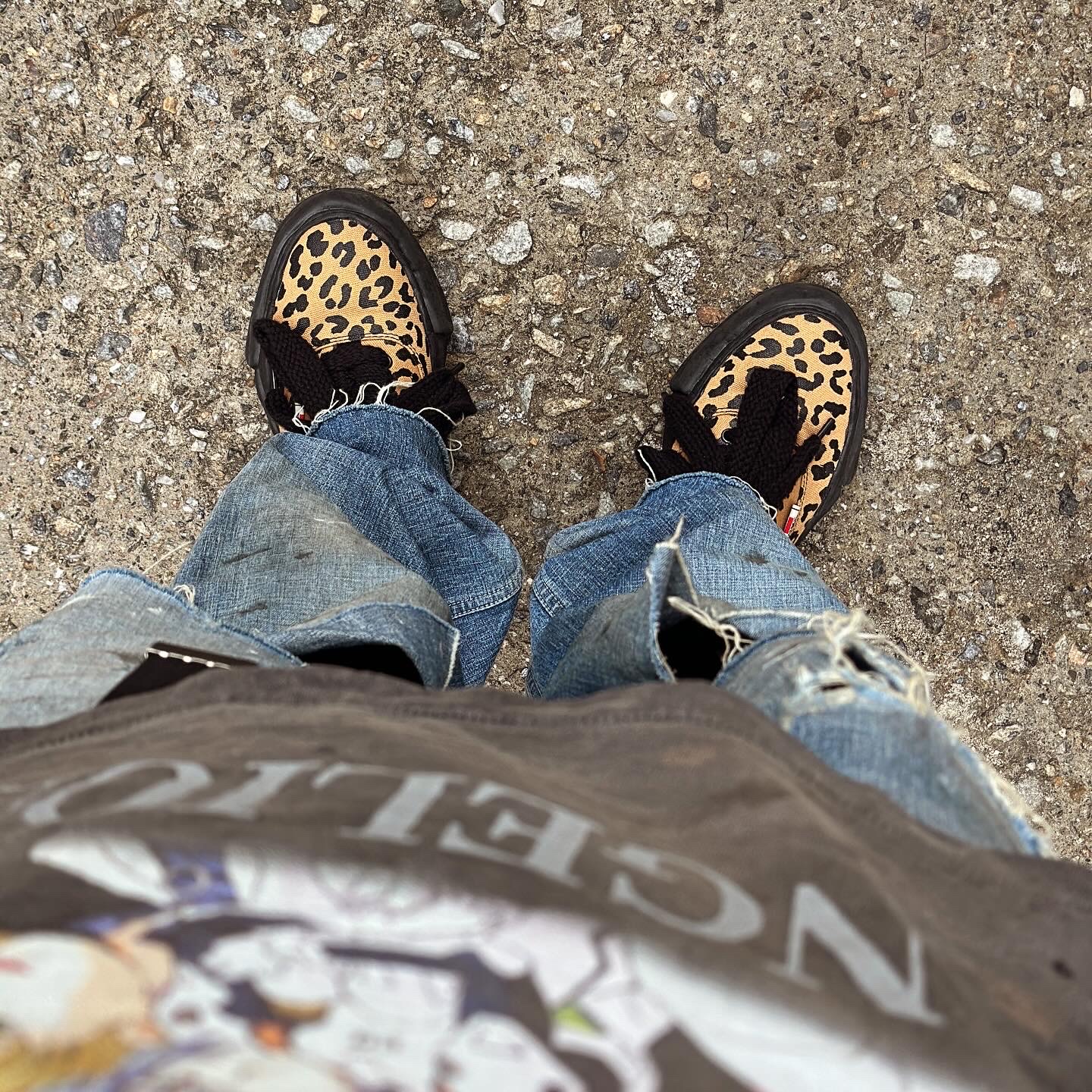 Saint Mxxxxxx x Evangelion Neon S/S T-Shirt Black, Saint Mxxxxxx Painter Denim Pants Blue - 24SS 착용 스타일 - 5