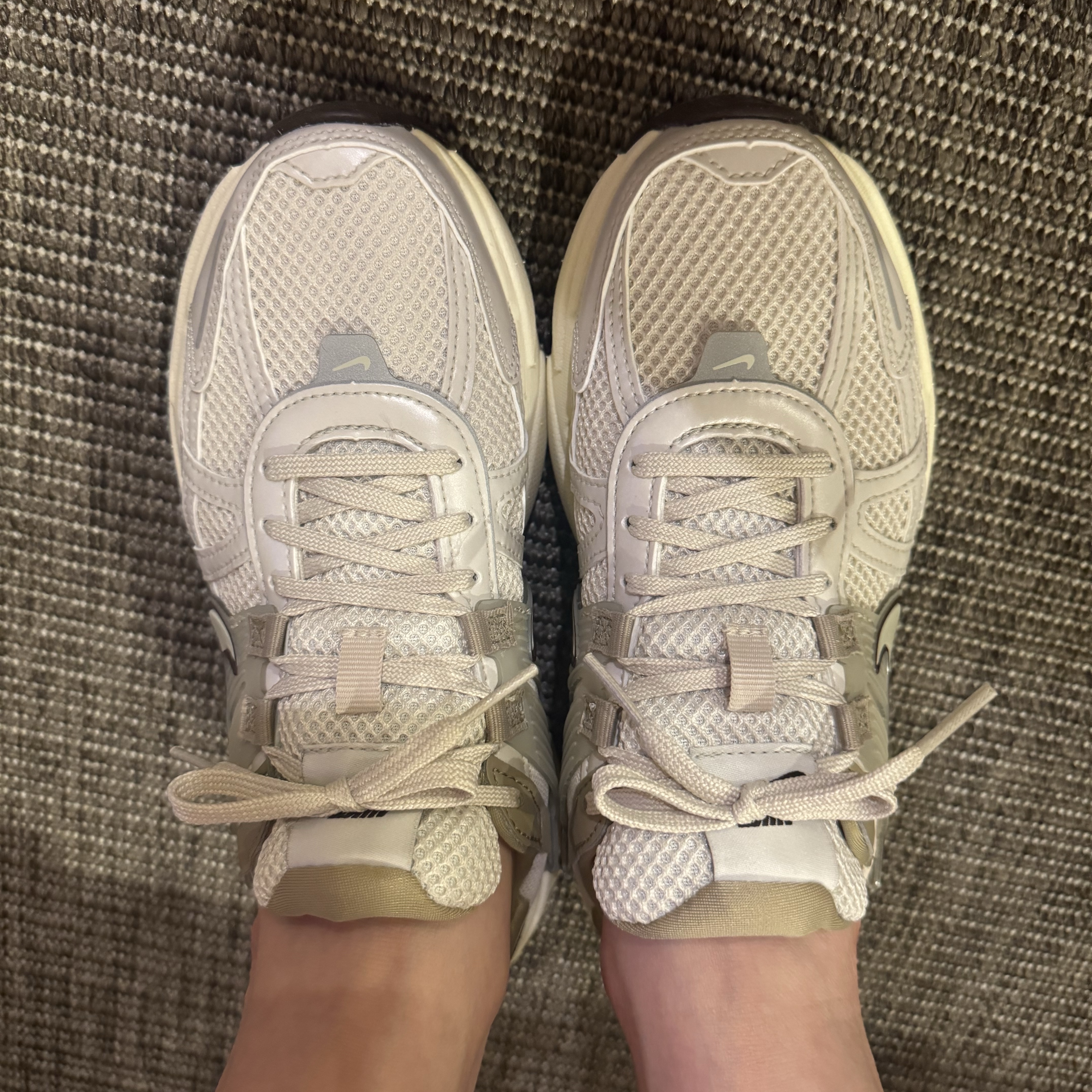 Nike V2K Run Light Orewood Brown Khaki 착용 스타일 - 2