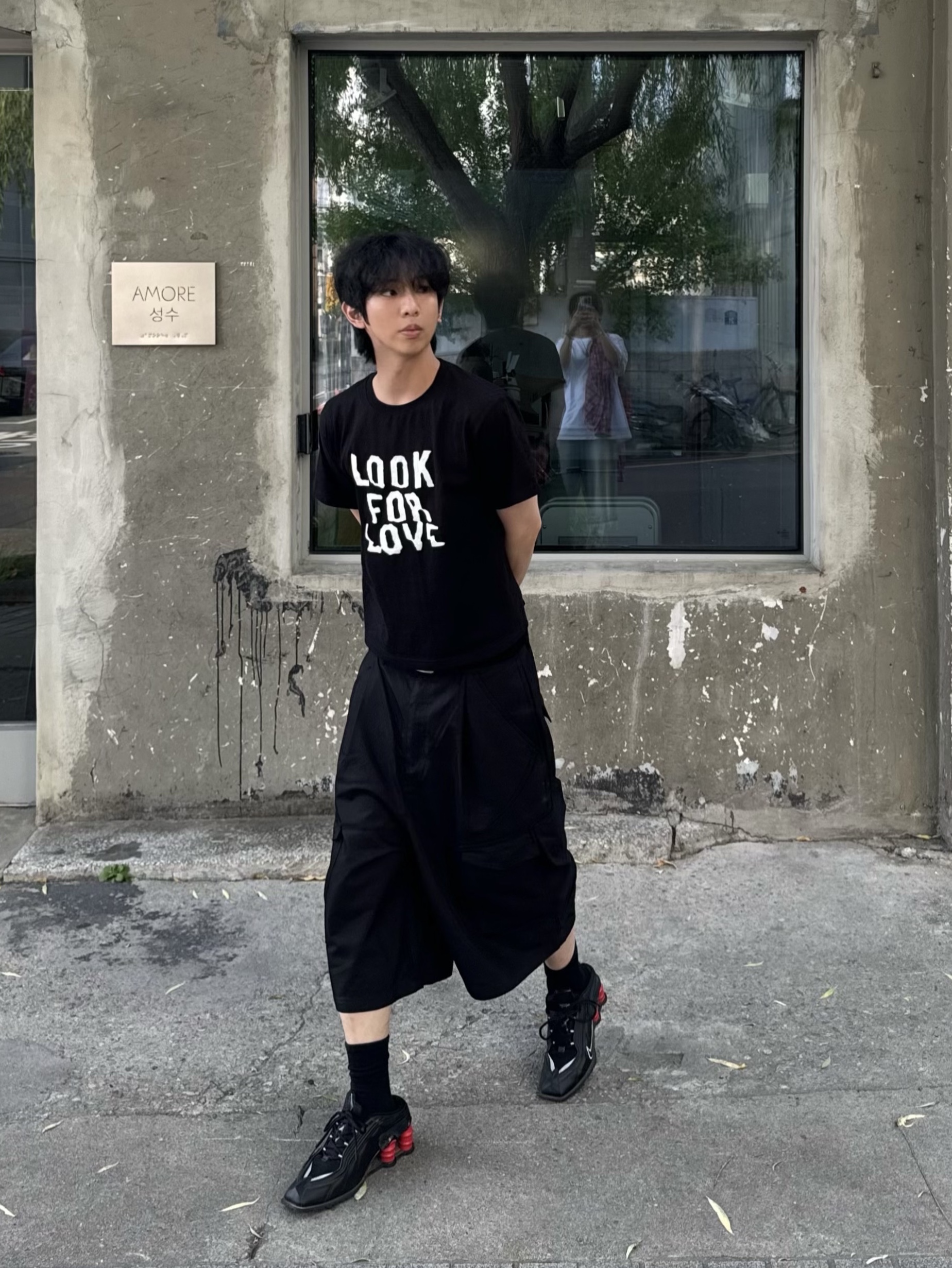 Nike x Martine Rose Shox MR4 Black 착용 스타일 - 1