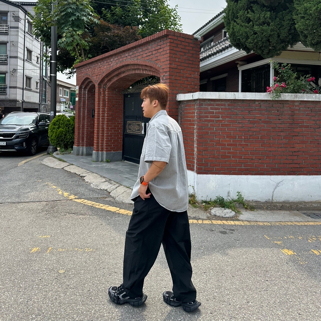 Balenciaga 3XL Sneakers Black White, Apple Watch Ultra 2 49mm Titanium Case with L Alpine Loop Indigo (Korean Ver.) 착용 스타일 - 2