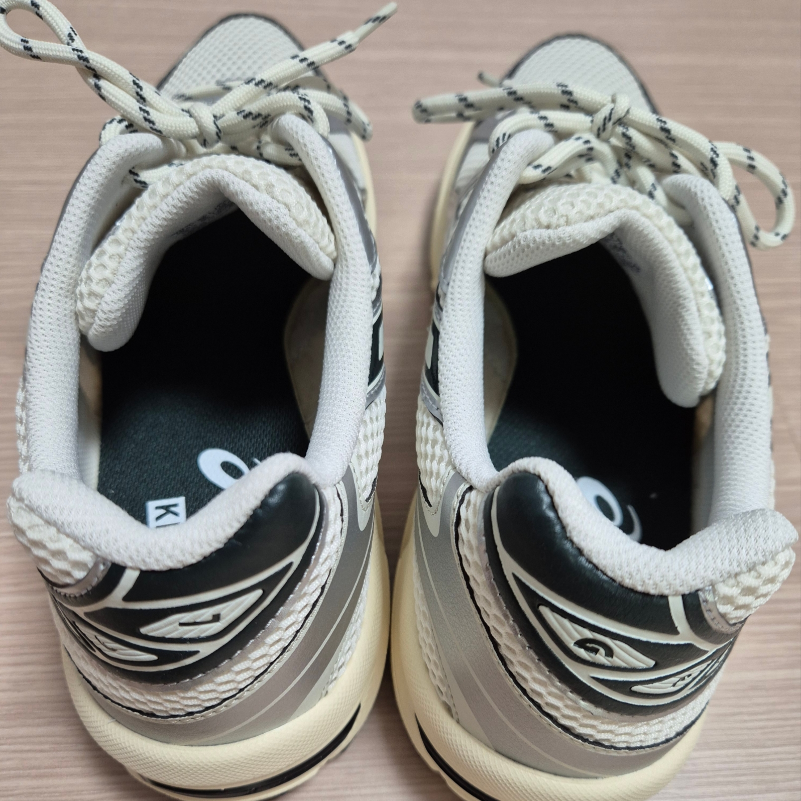 Asics x Kith Gel-1130 Cream Scarab 착용 스타일 - 5