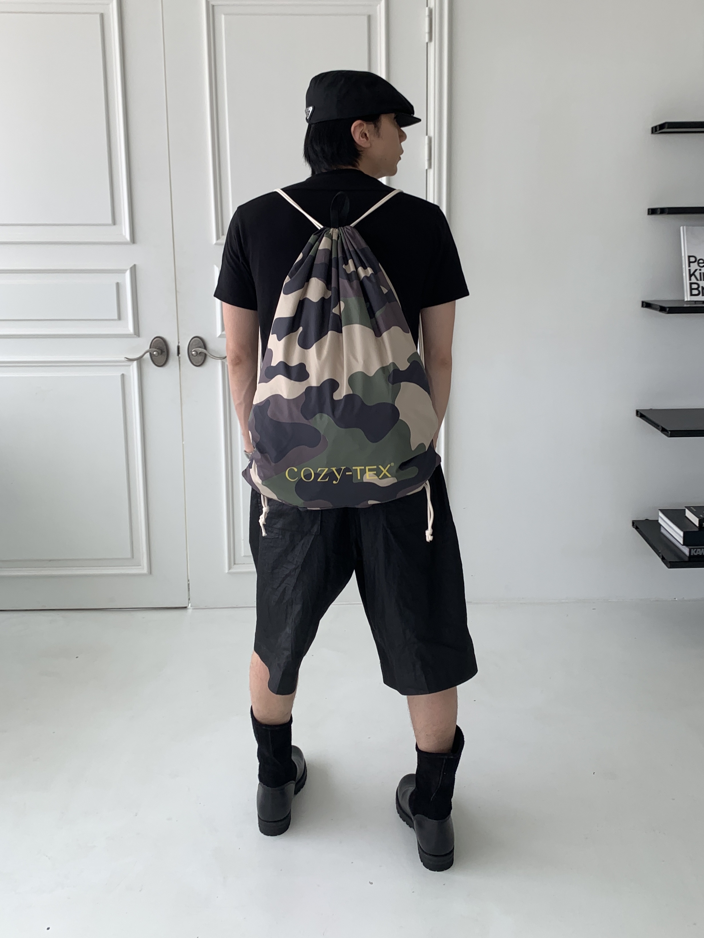 Our Legacy x Stussy Work Shop Work Boot Black Leather, Prada Re-Nylon Hat Black 착용 스타일 - 3