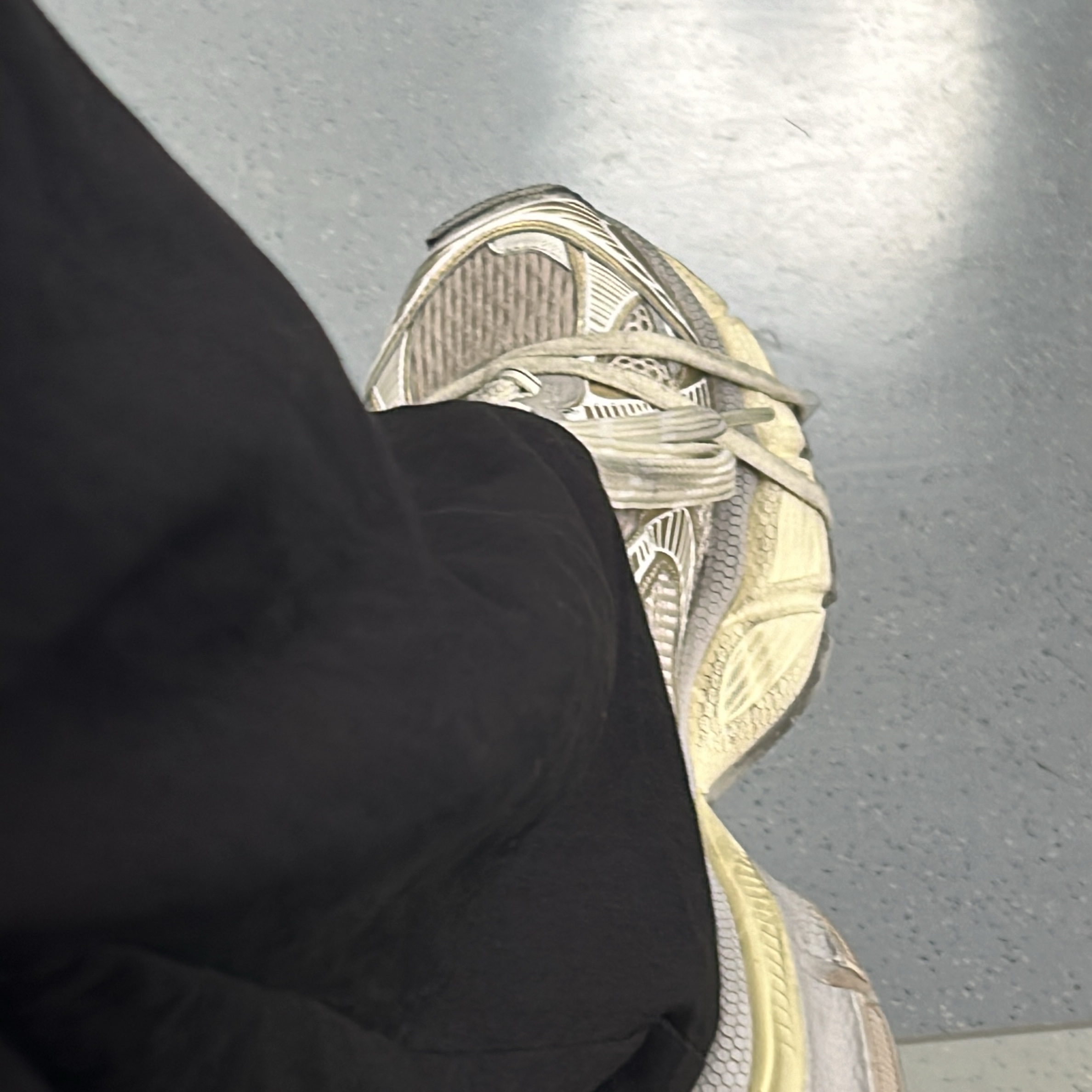 Balenciaga 3XL Extreme Lace Sneakers Egg Shell 착용 스타일