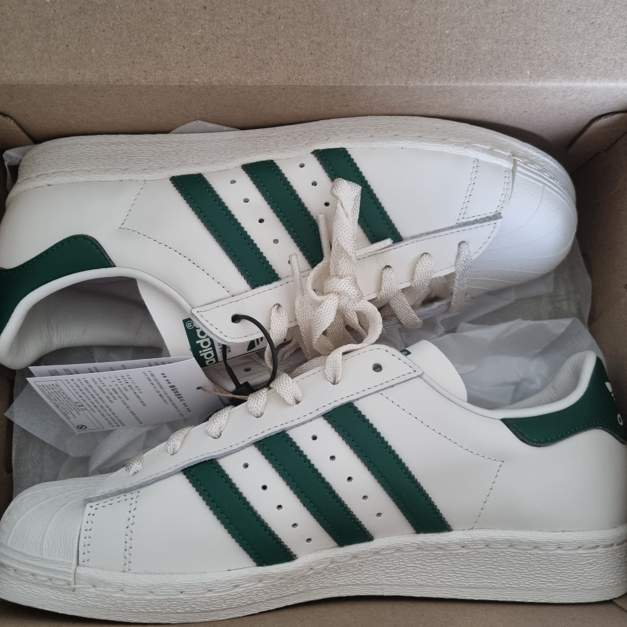 Adidas Superstar 82 Off White Dark Green 착용 스타일 - 1