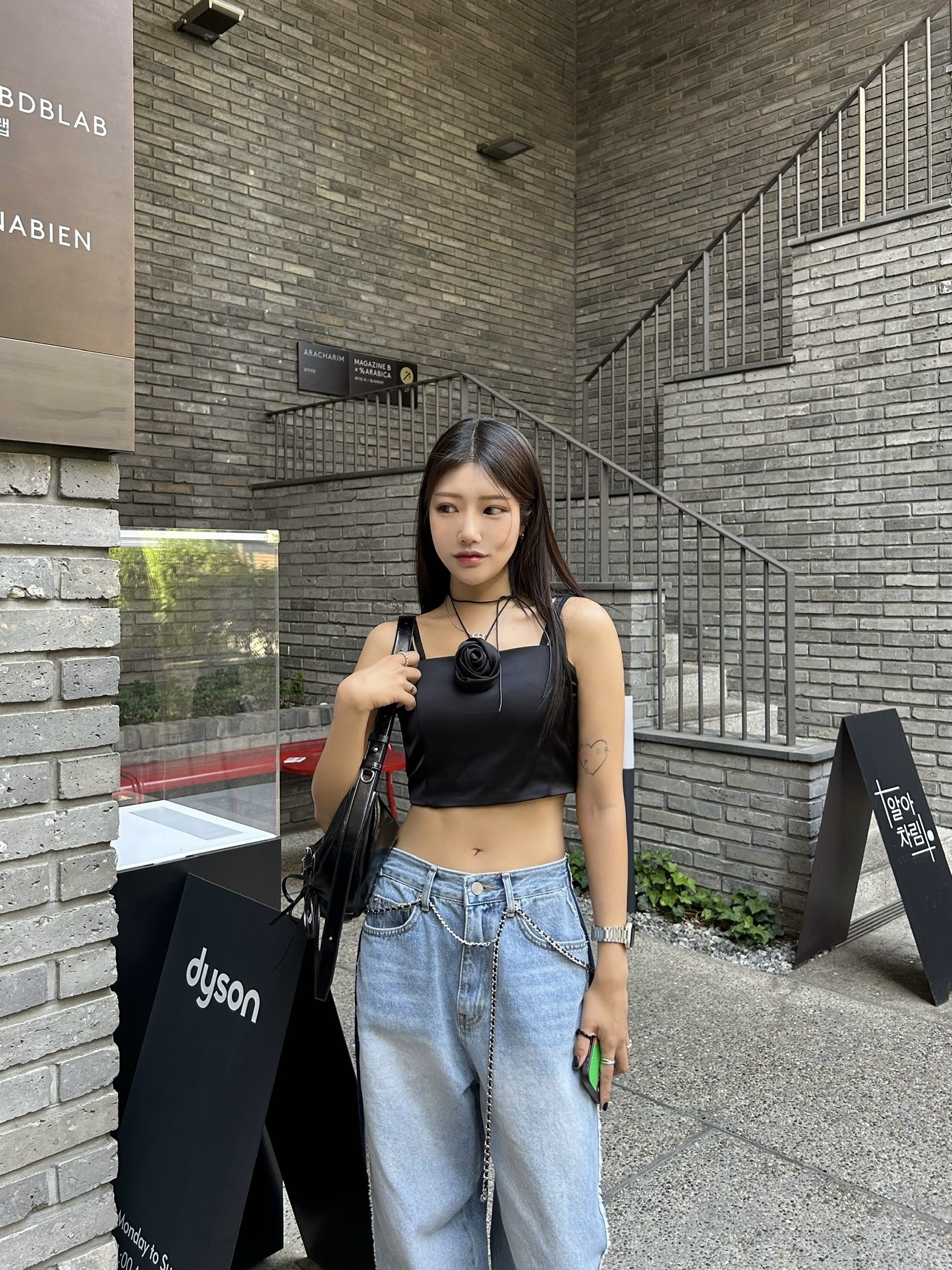 Nike V2K Run Black Anthracite 착용 스타일 - 2