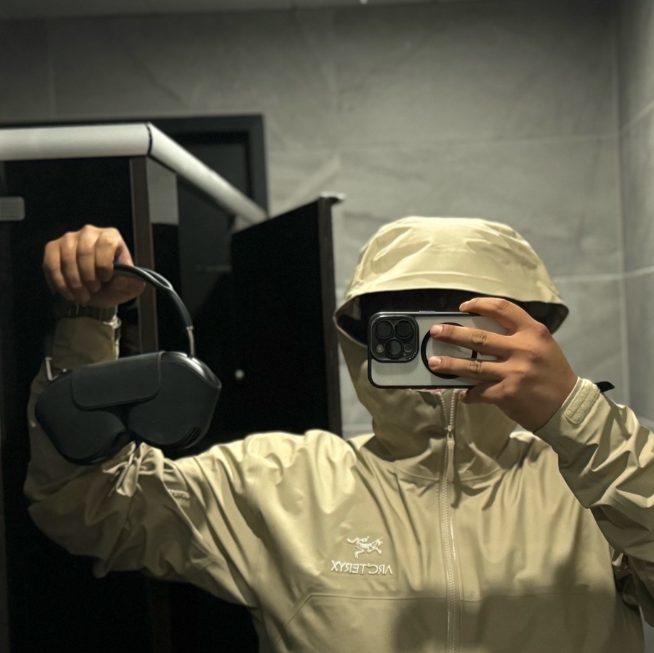 Arc'teryx Beta Jacket Wicker, Apple AirPods Max Lightning Space Gray (Korean Ver.) 착용 스타일