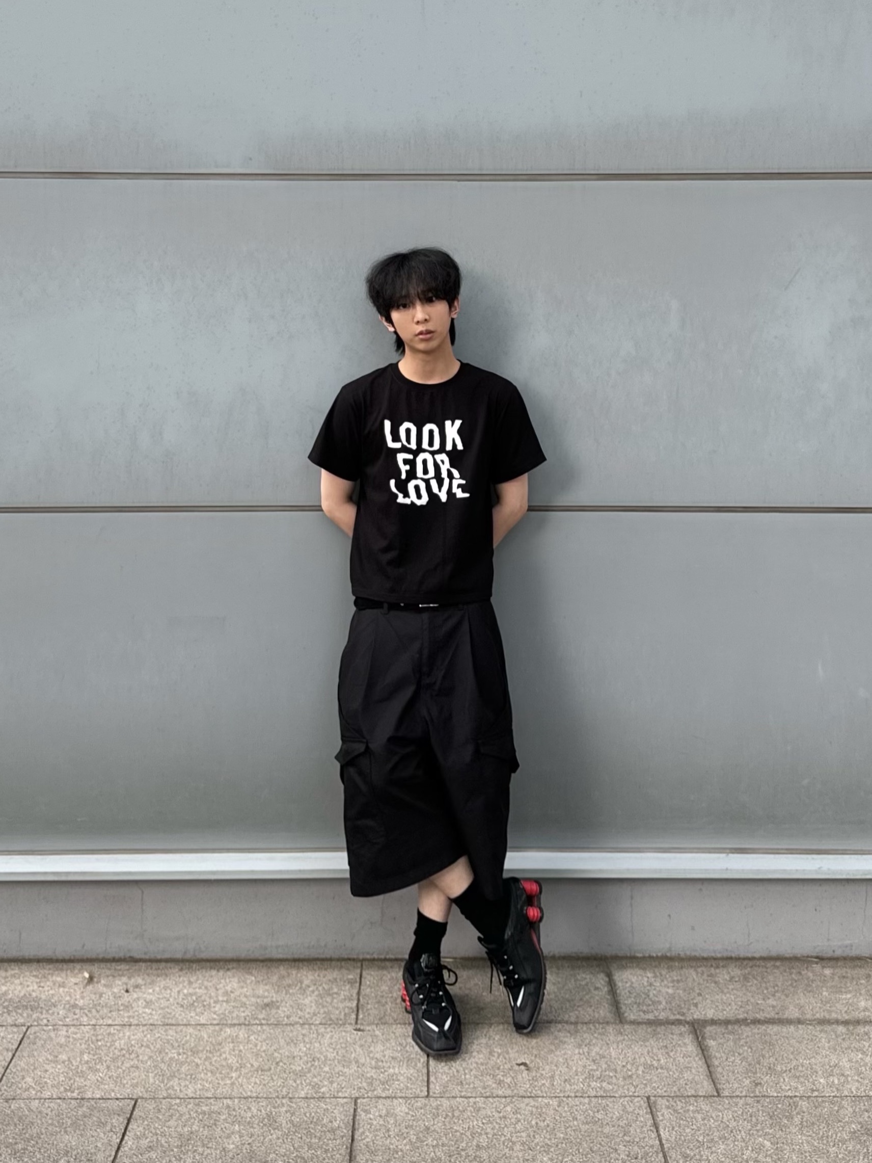 Nike x Martine Rose Shox MR4 Black 착용 스타일 - 5