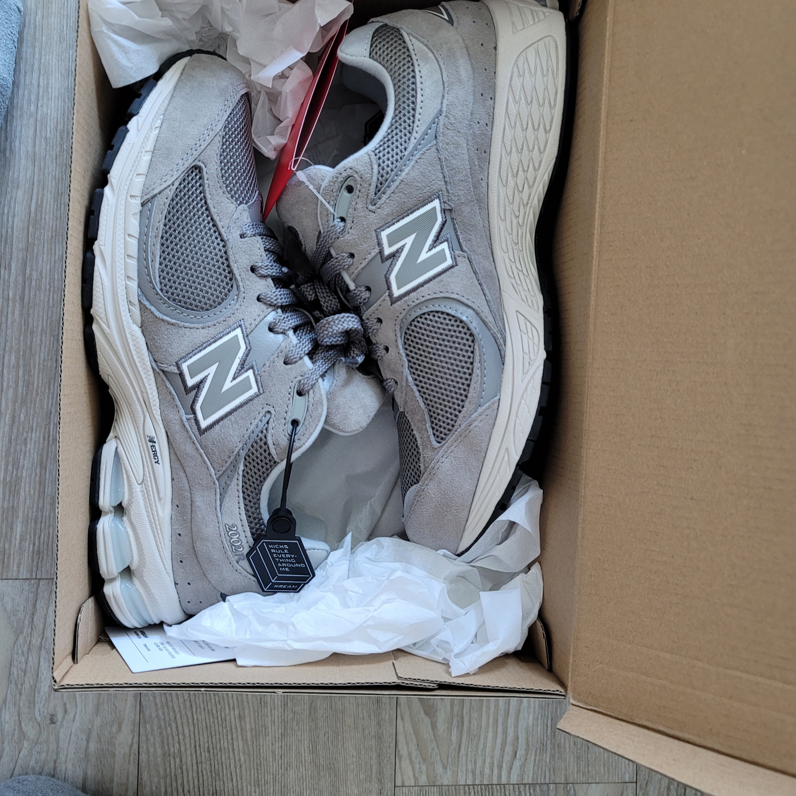 New Balance 2002R Grey 착용 스타일 - 1