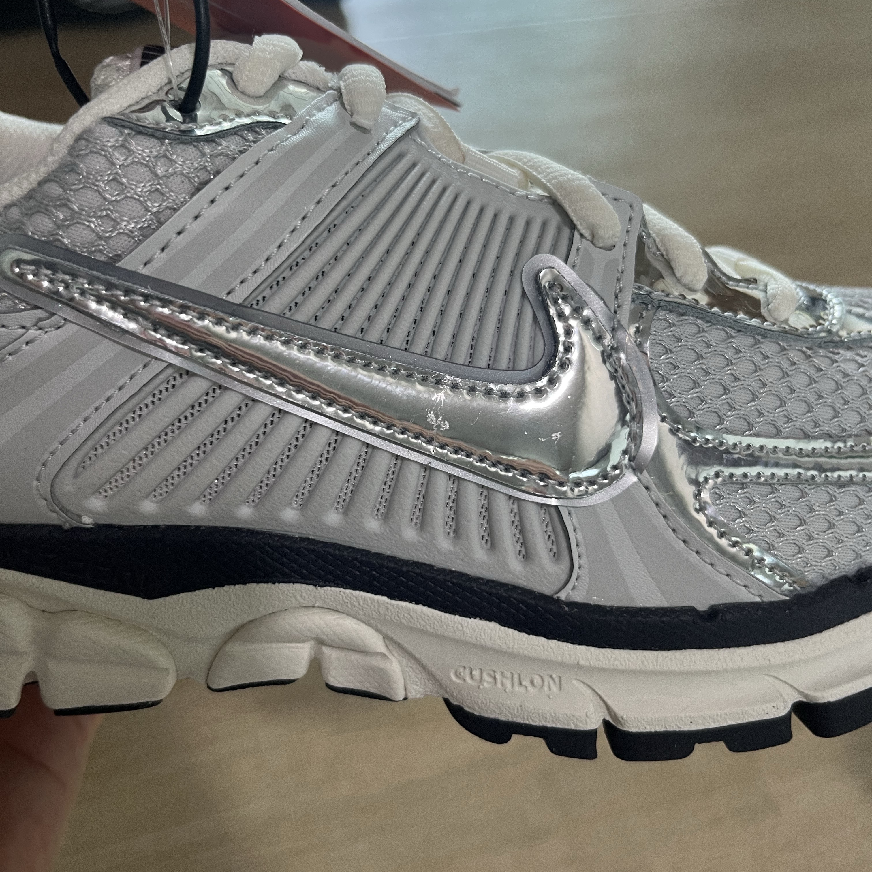 Nike Zoom Vomero 5 Photon Dust Gridiron 착용 스타일 - 2