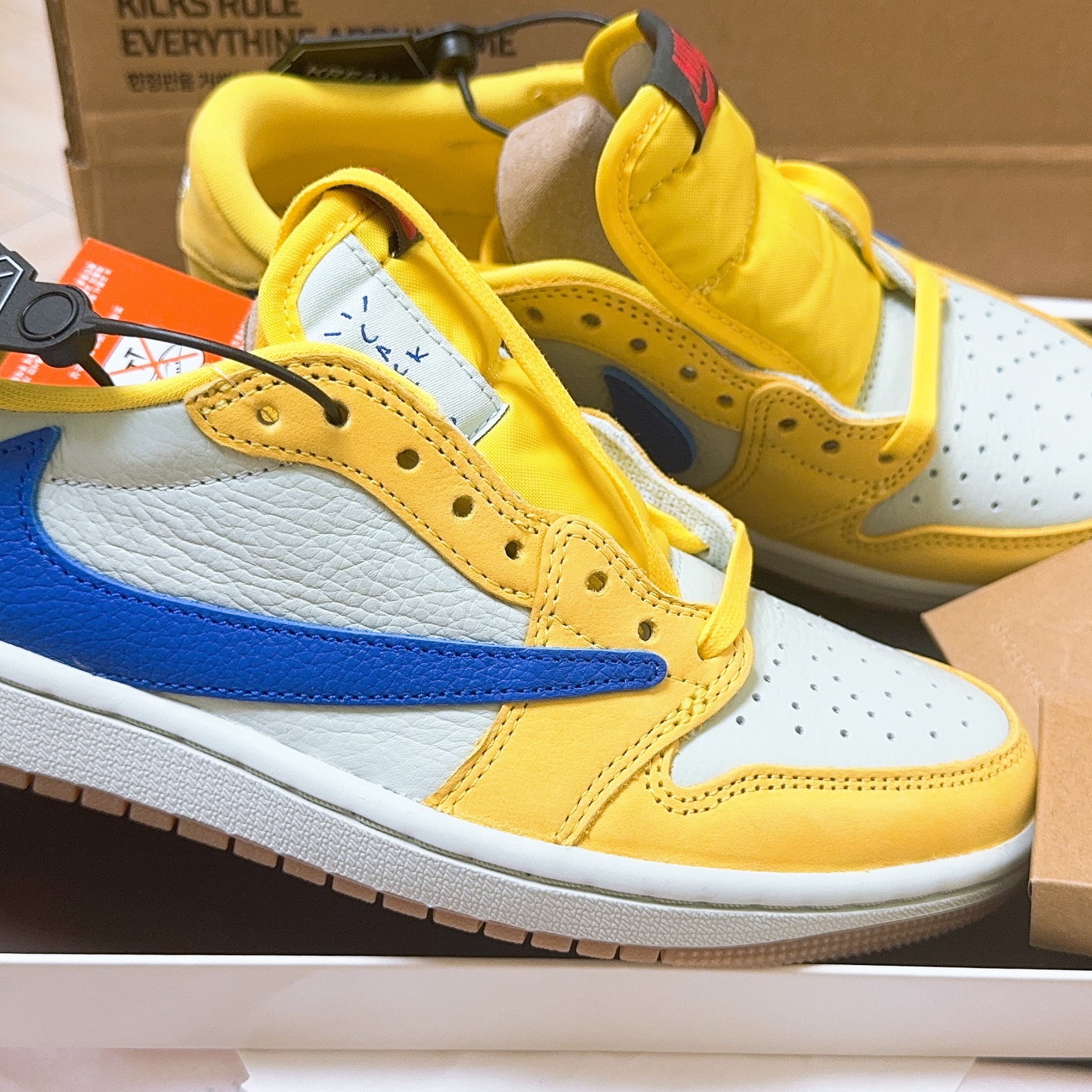 (W) Jordan 1 x Travis Scott Retro Low OG SP Canary 착용 스타일 - 1