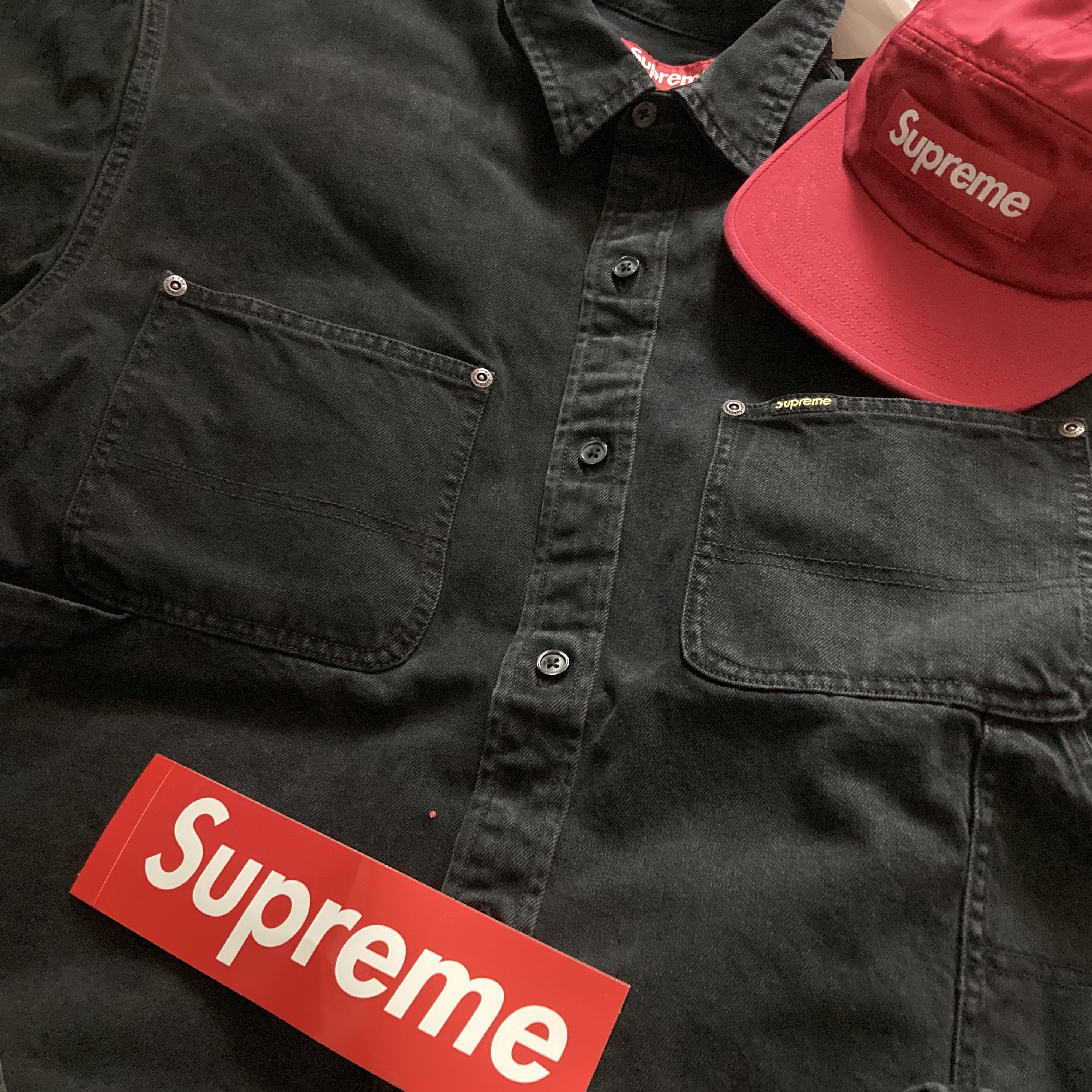 Supreme Loose Fit S/S Denim Painter Shirt Black - 24SS, Supreme Washed Chino Twill Camp Cap Red - 24SS 착용 스타일