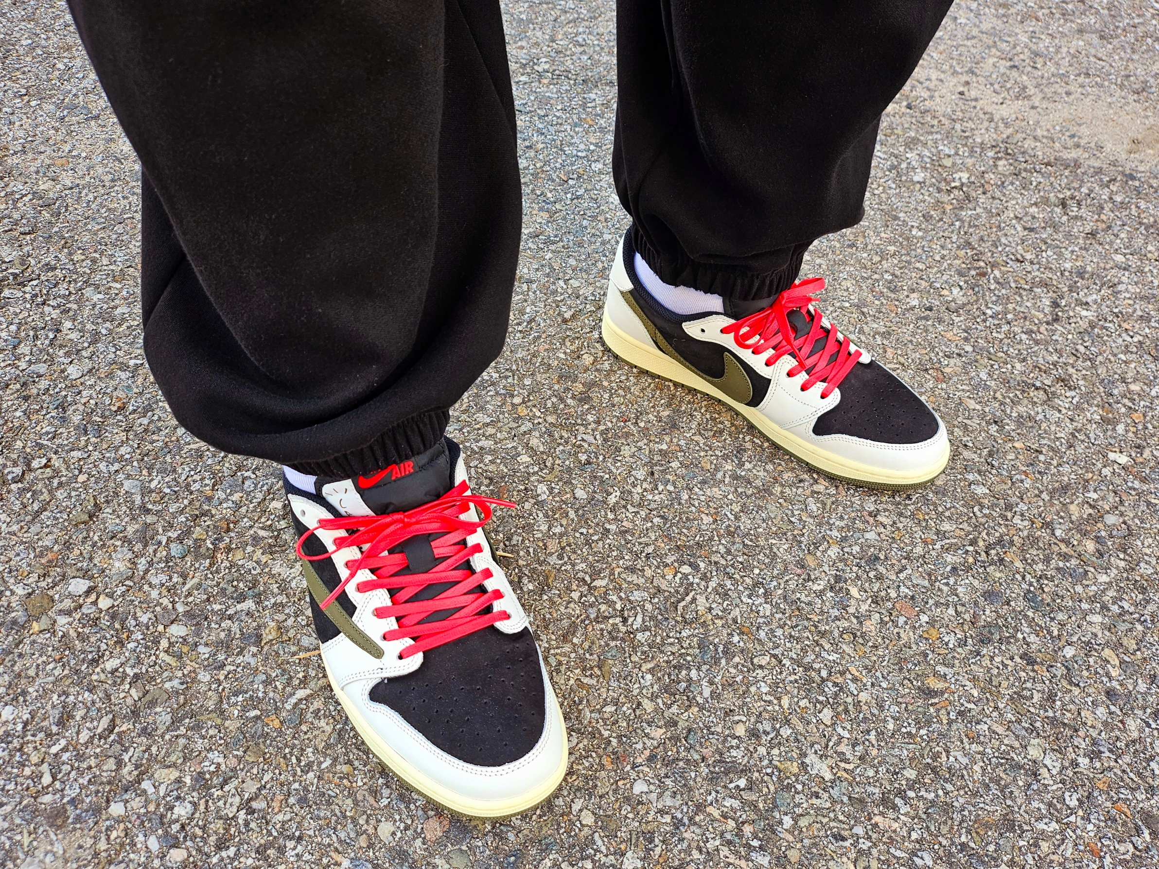 (W) Jordan 1 x Travis Scott Retro Low OG SP Medium Olive 착용 스타일 - 1