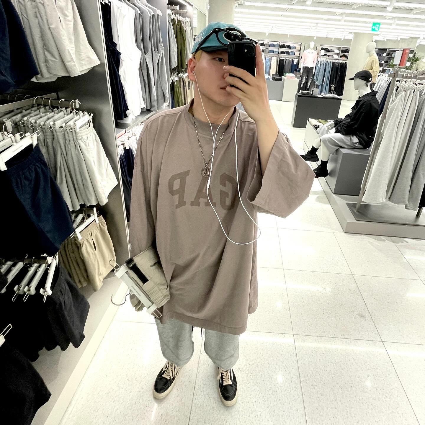 Stussy Chenille S Low Pro Cap Teal, Yeezy Gap Engineered By Balenciaga Dove 3/4 Sleeve T-Shirt Beige 착용 스타일