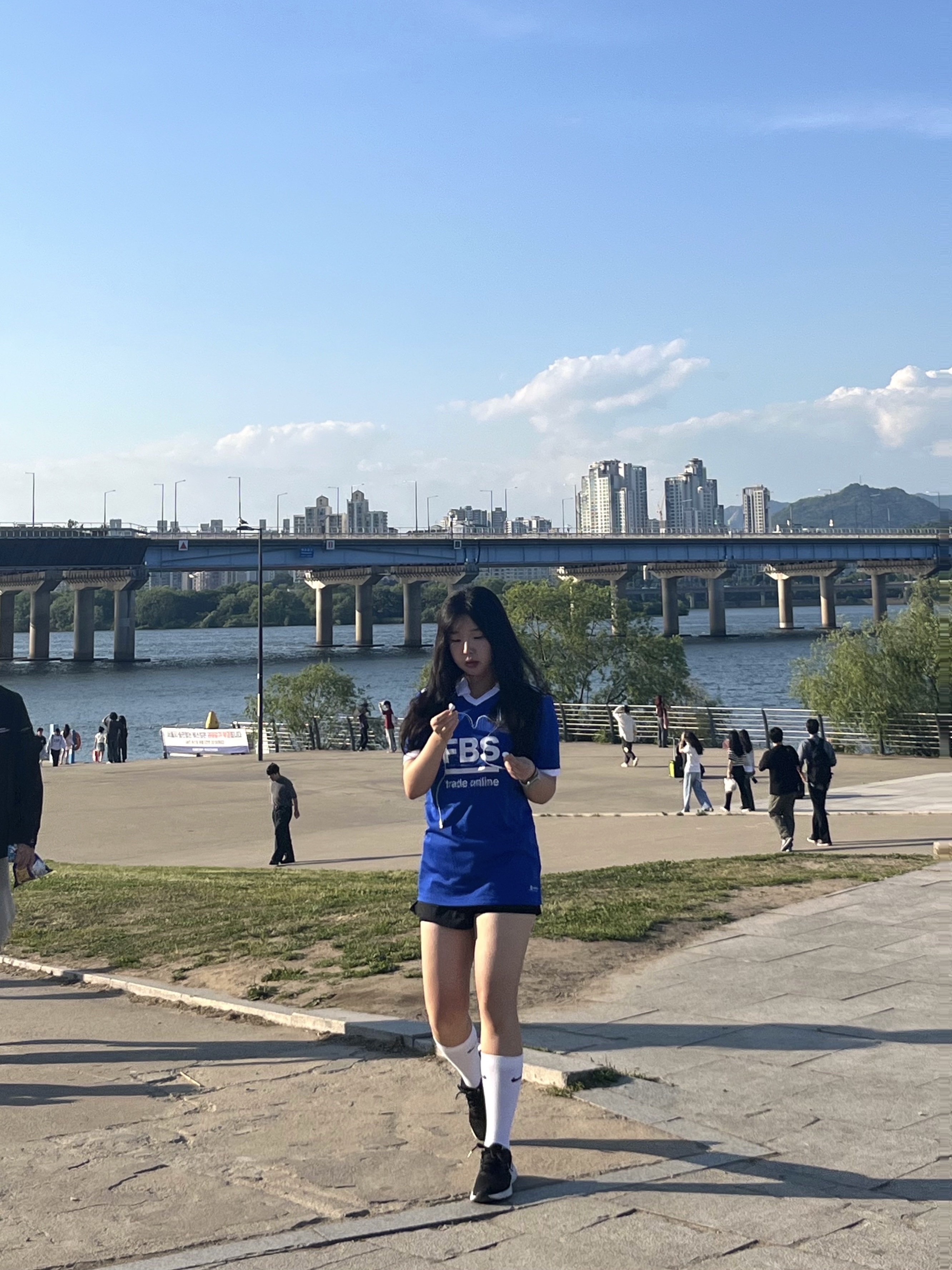Adidas Leicester City FC 2022/23 Home Jersey Bold Blue - US Sizing (Non Marking Ver.) 착용 스타일 - 1