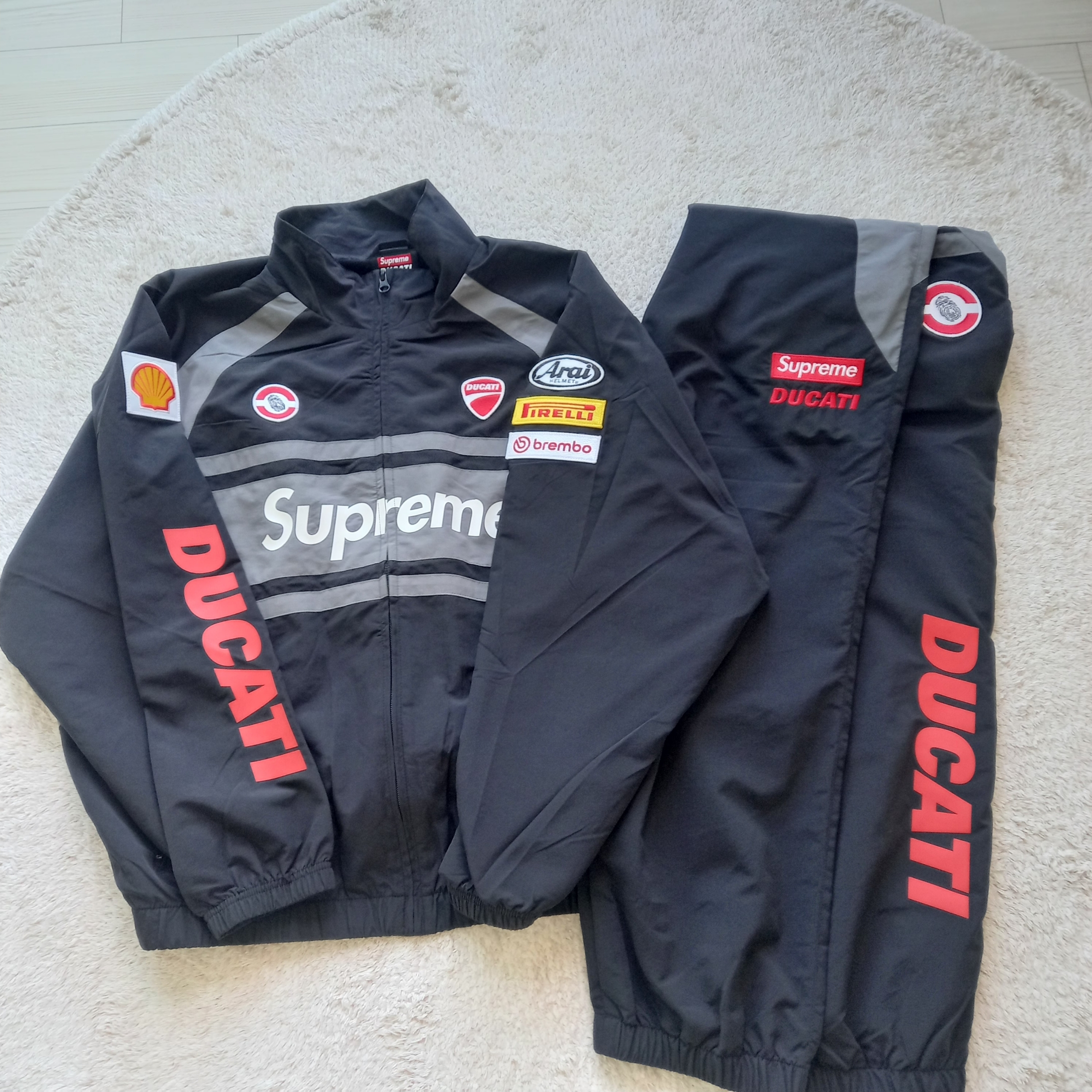 Supreme x Ducati Track Jacket Black - 24SS, Supreme x Ducati Logos T-Shirt Black - 24SS 착용 스타일 - 2
