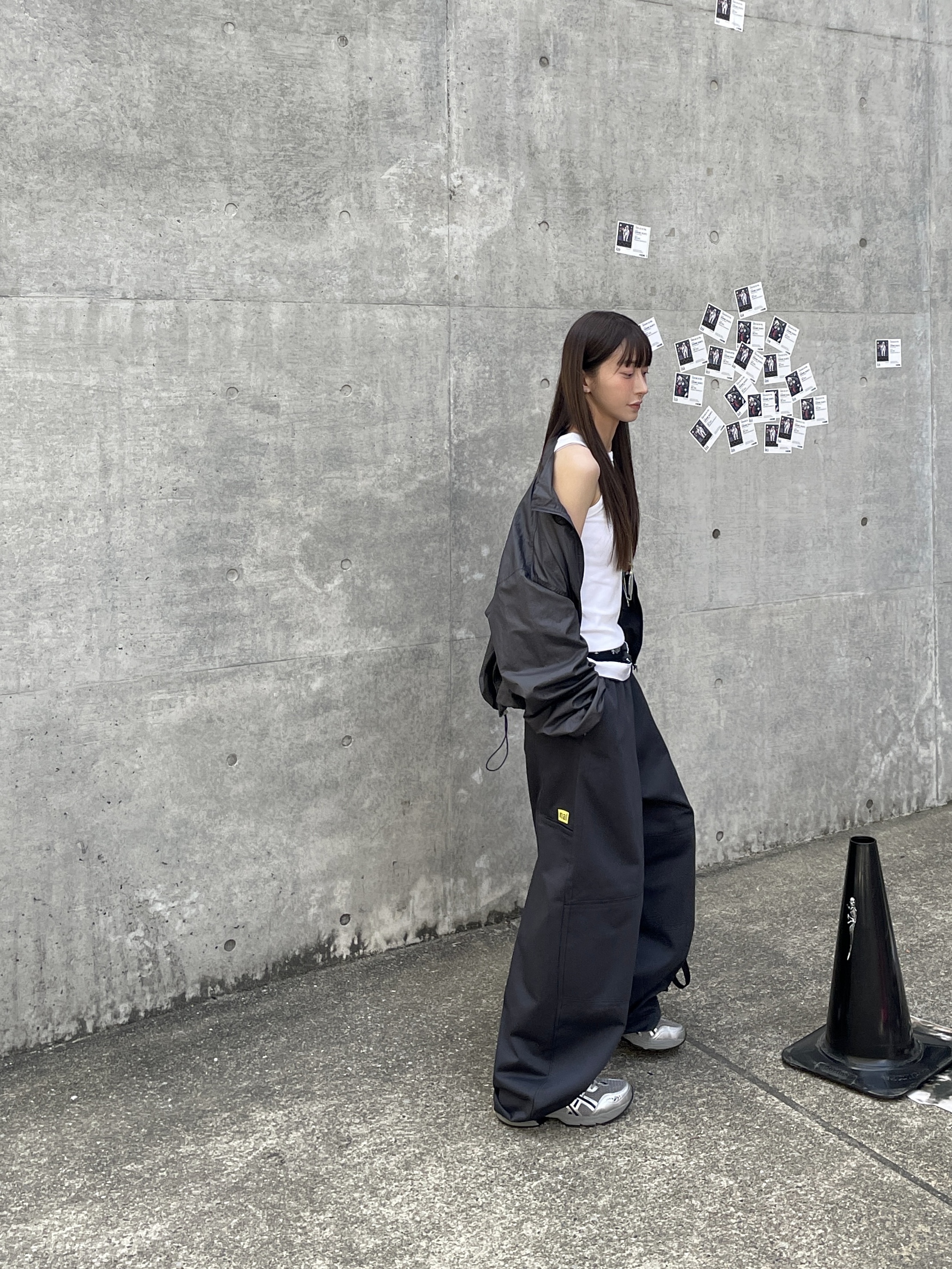 Asics x Freja Wewer Gel-1090 V2 Clay Grey Pure Silver, Arc'teryx Heliad 15 Backpack Black 착용 스타일 - 4