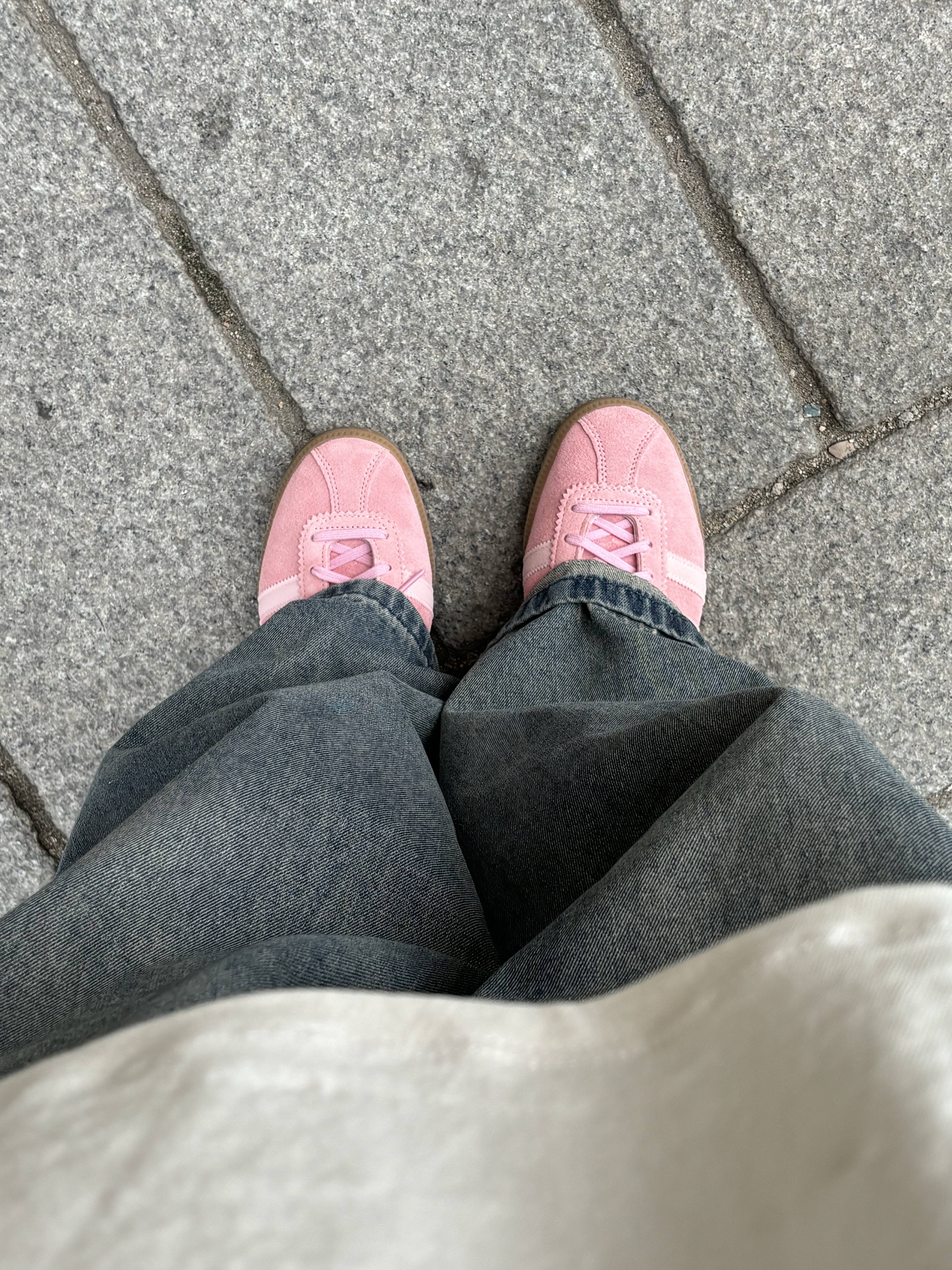 Stussy Surfwalk Pigment Dyed T-Shirt Natural, Adidas Bermuda Glow Pink 착용 스타일 - 4