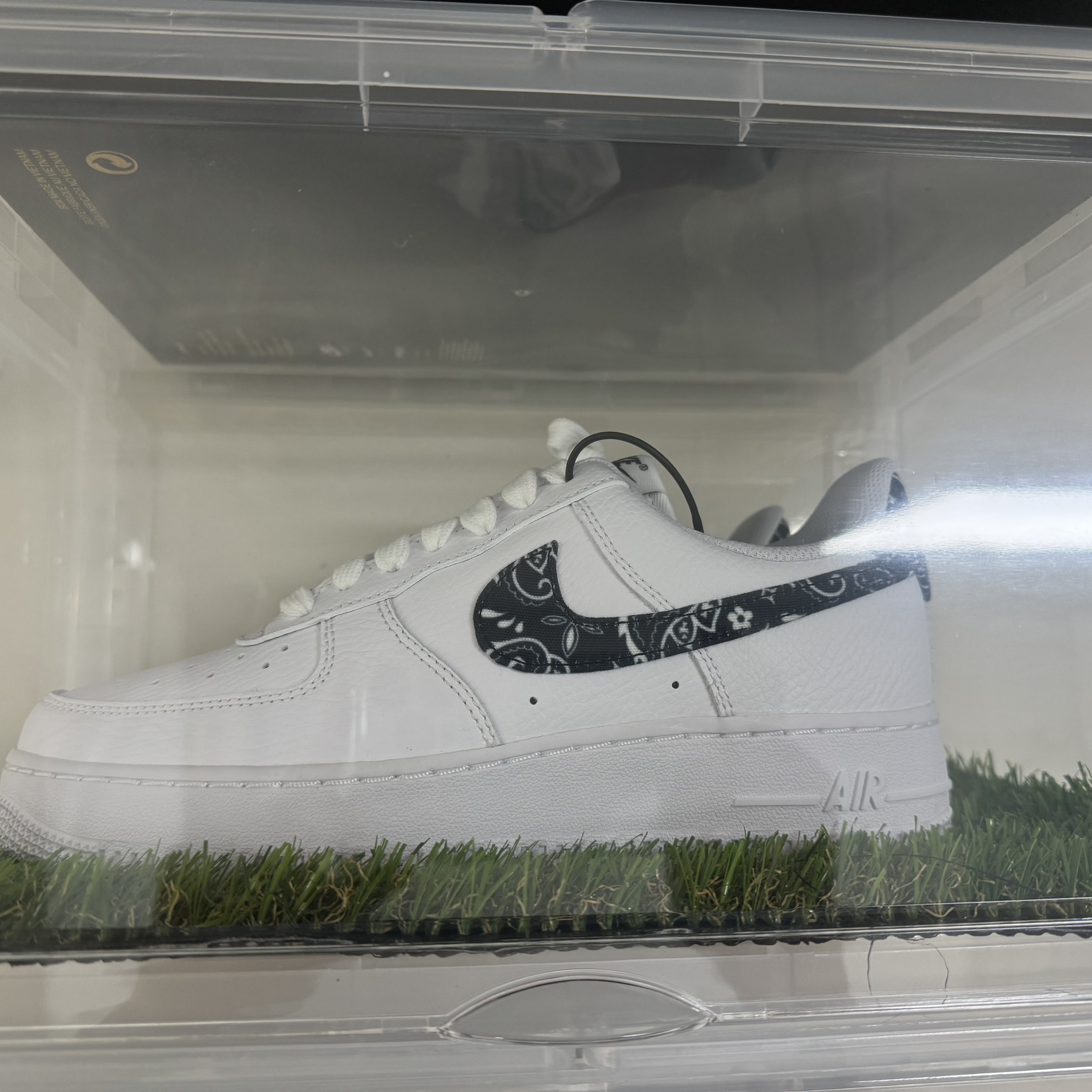 (W) Nike Air Force 1 '07 Essential Paisley Swoosh White Black 착용 스타일