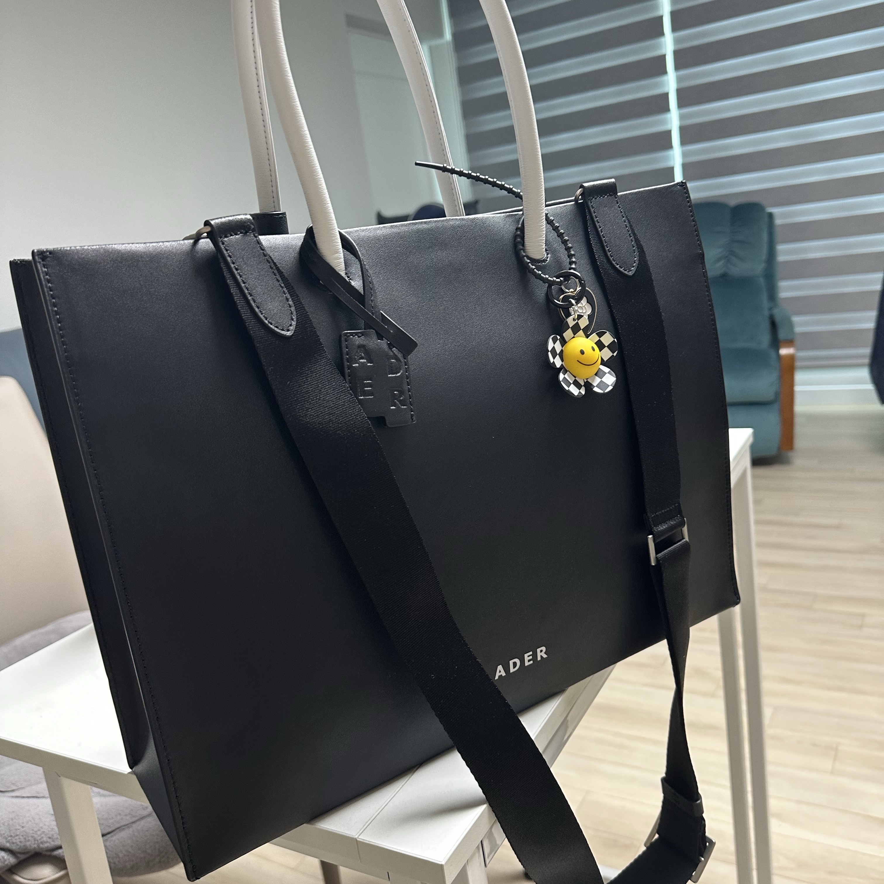 Ader Error Wide Shopper Bag Noir 착용 스타일