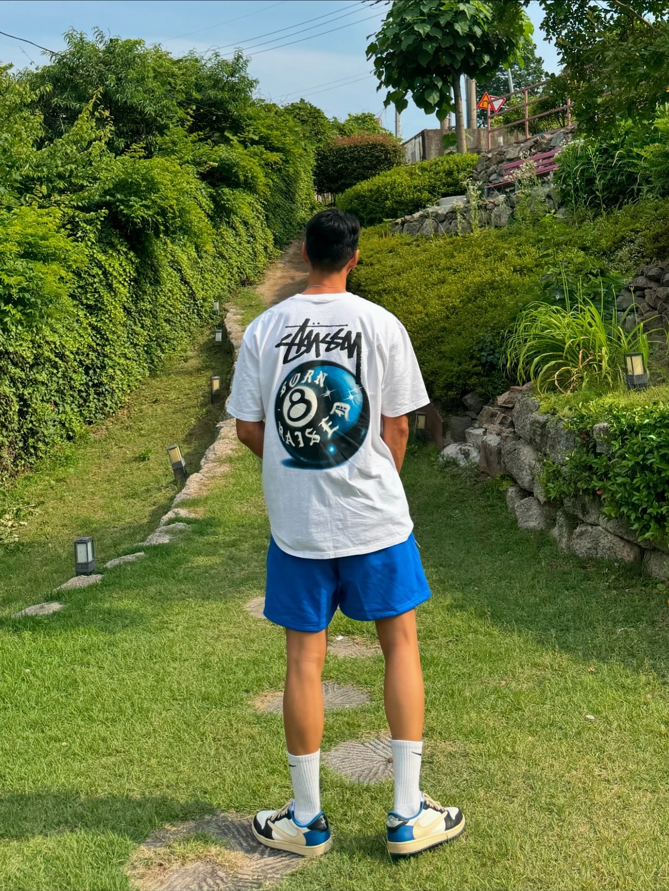 Jordan 1 x Travis Scott x Fragment Retro Low OG SP Military Blue, Stussy x Born X Raised 8 Ball T-Shirt White 착용 스타일 - 4