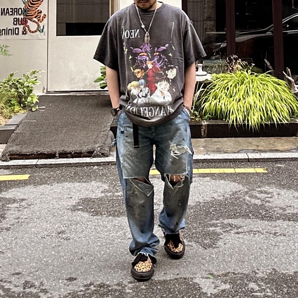 Saint Mxxxxxx x Evangelion Neon S/S T-Shirt Black, Saint Mxxxxxx Painter Denim Pants Blue - 24SS 착용 스타일 - 1