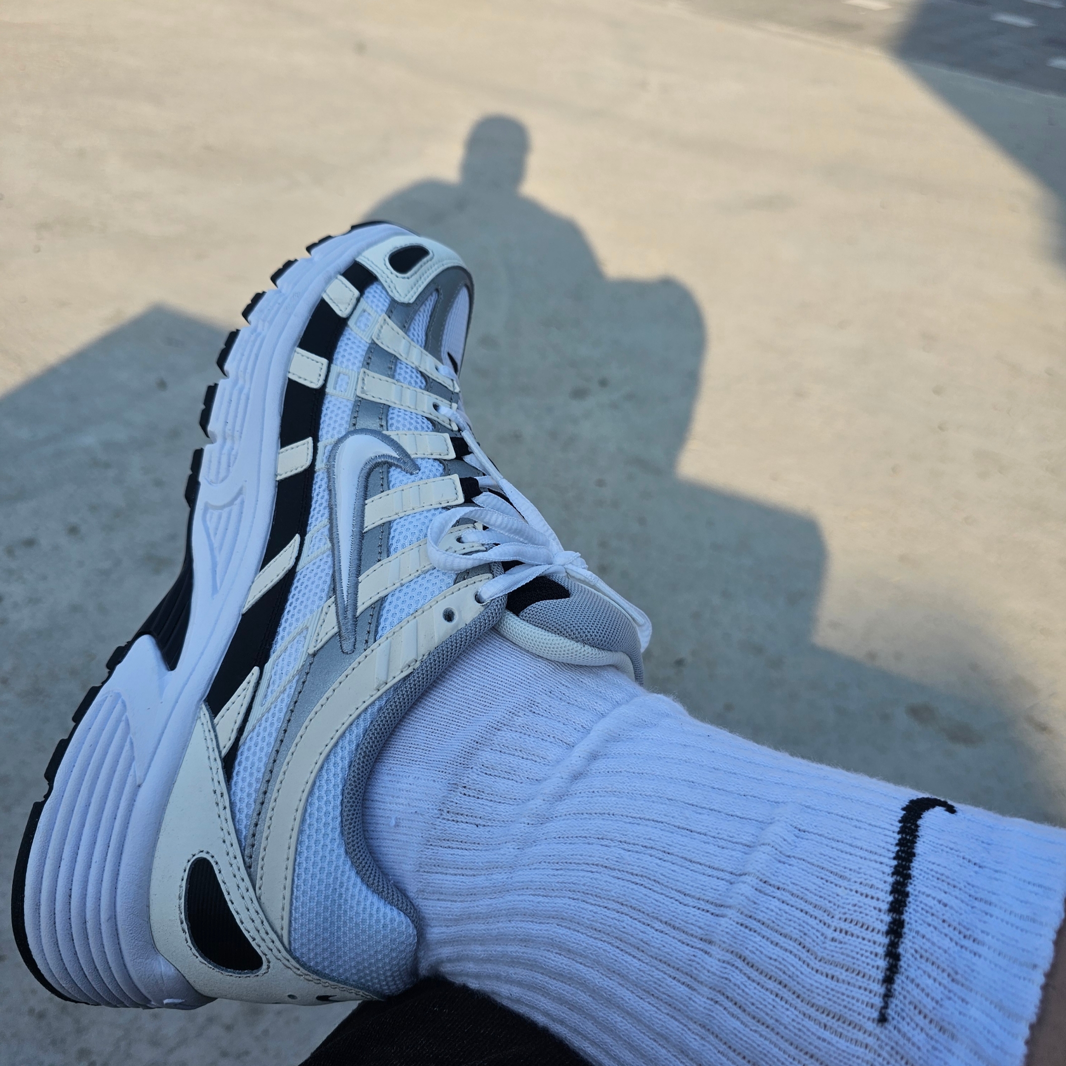 Nike P-6000 Sail Wolf Grey 착용 스타일 - 2