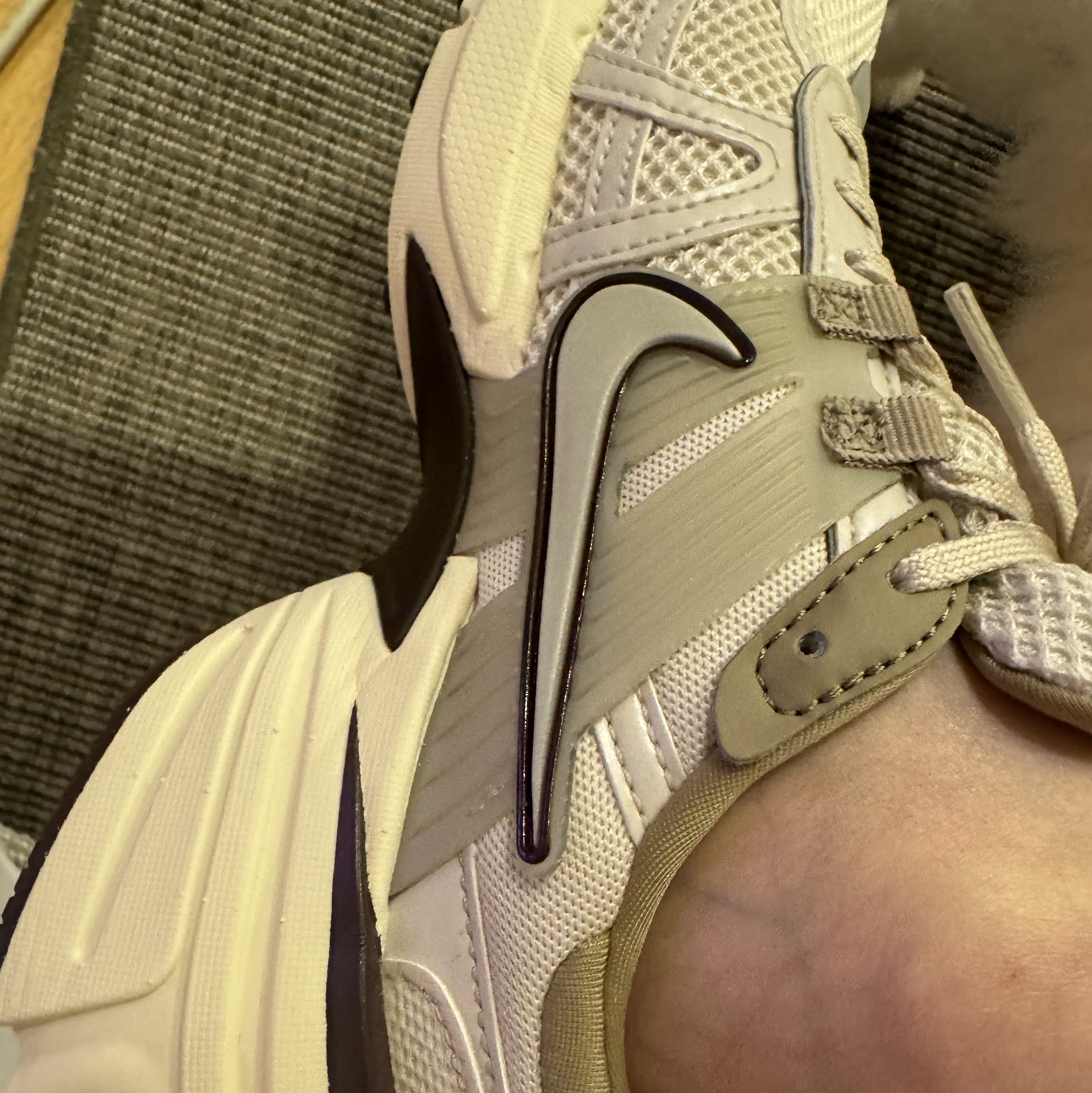 Nike V2K Run Light Orewood Brown Khaki 착용 스타일 - 1
