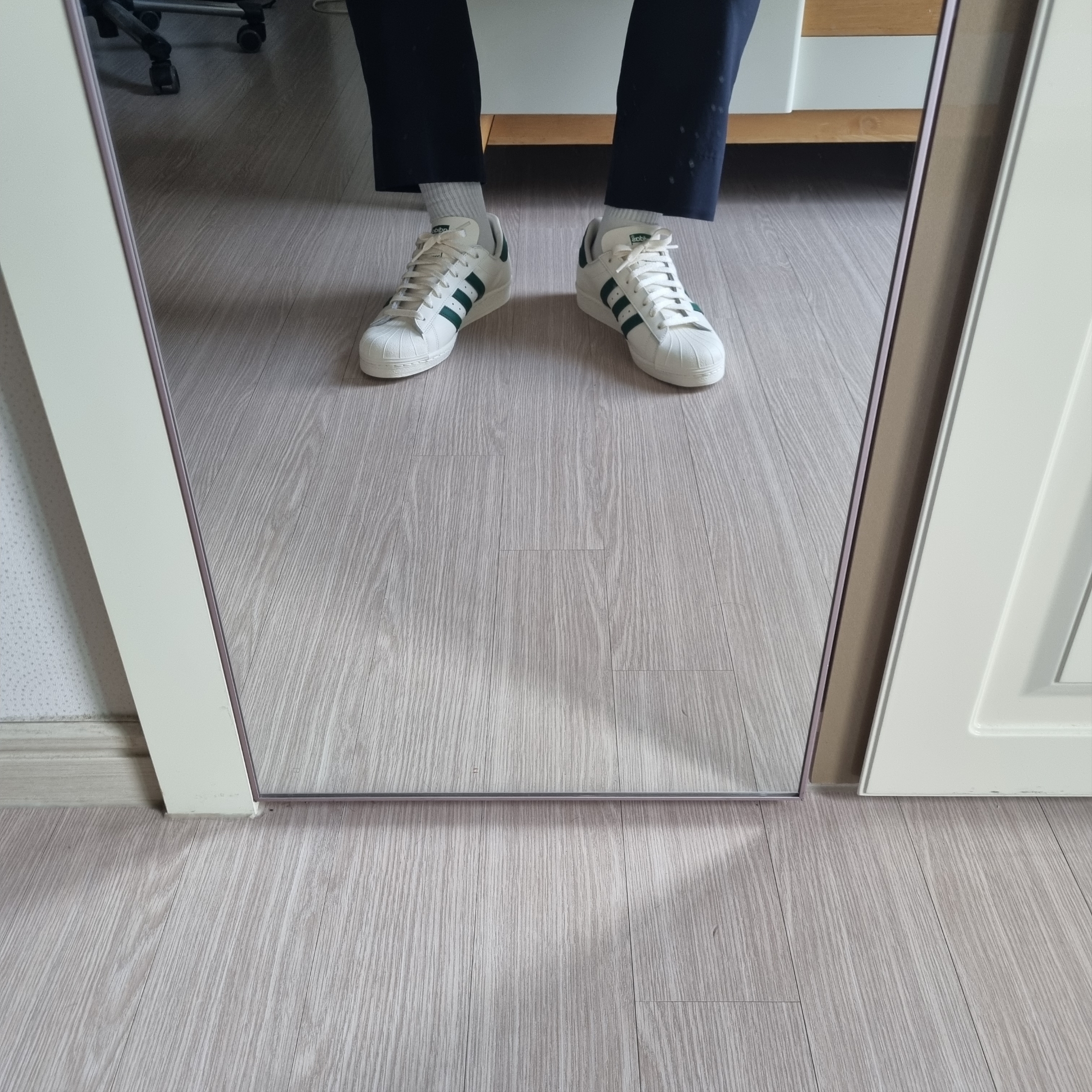 Adidas Superstar 82 Off White Dark Green 착용 스타일 - 2