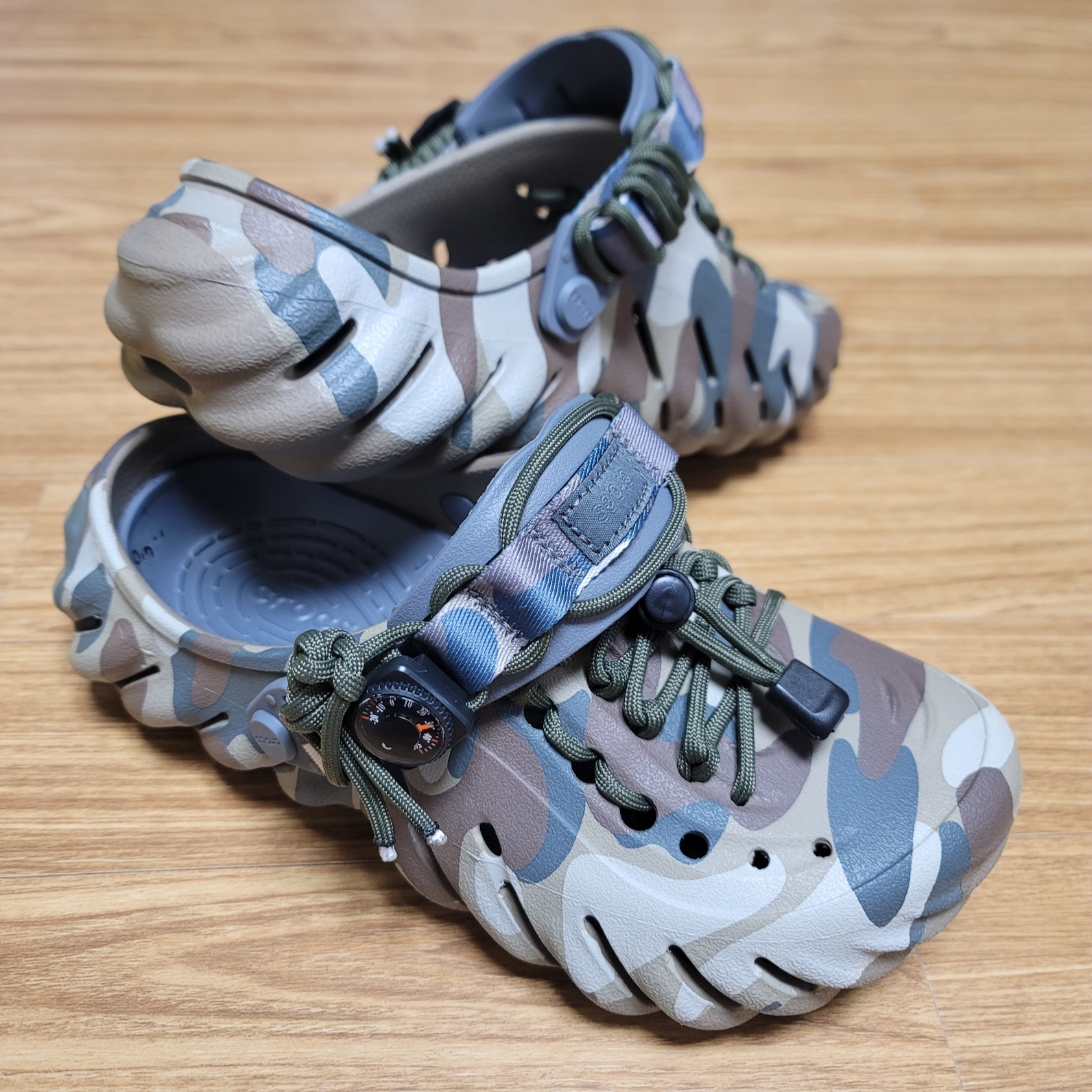 Crocs Echo Redux Clog Camo Charcoal 착용 스타일 - 1
