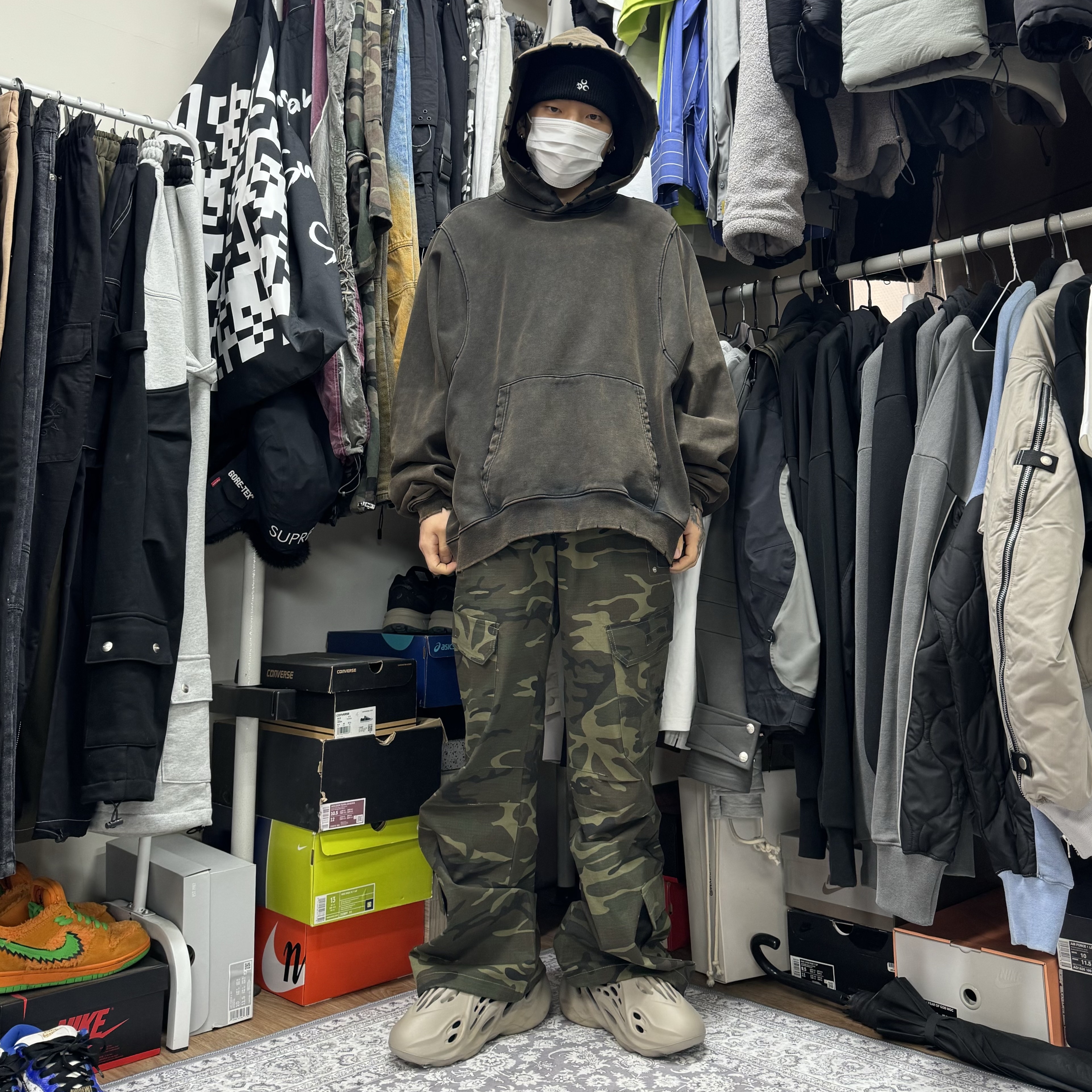 Adidas Yeezy Foam RNNR Stone Sage 착용 스타일 - 1