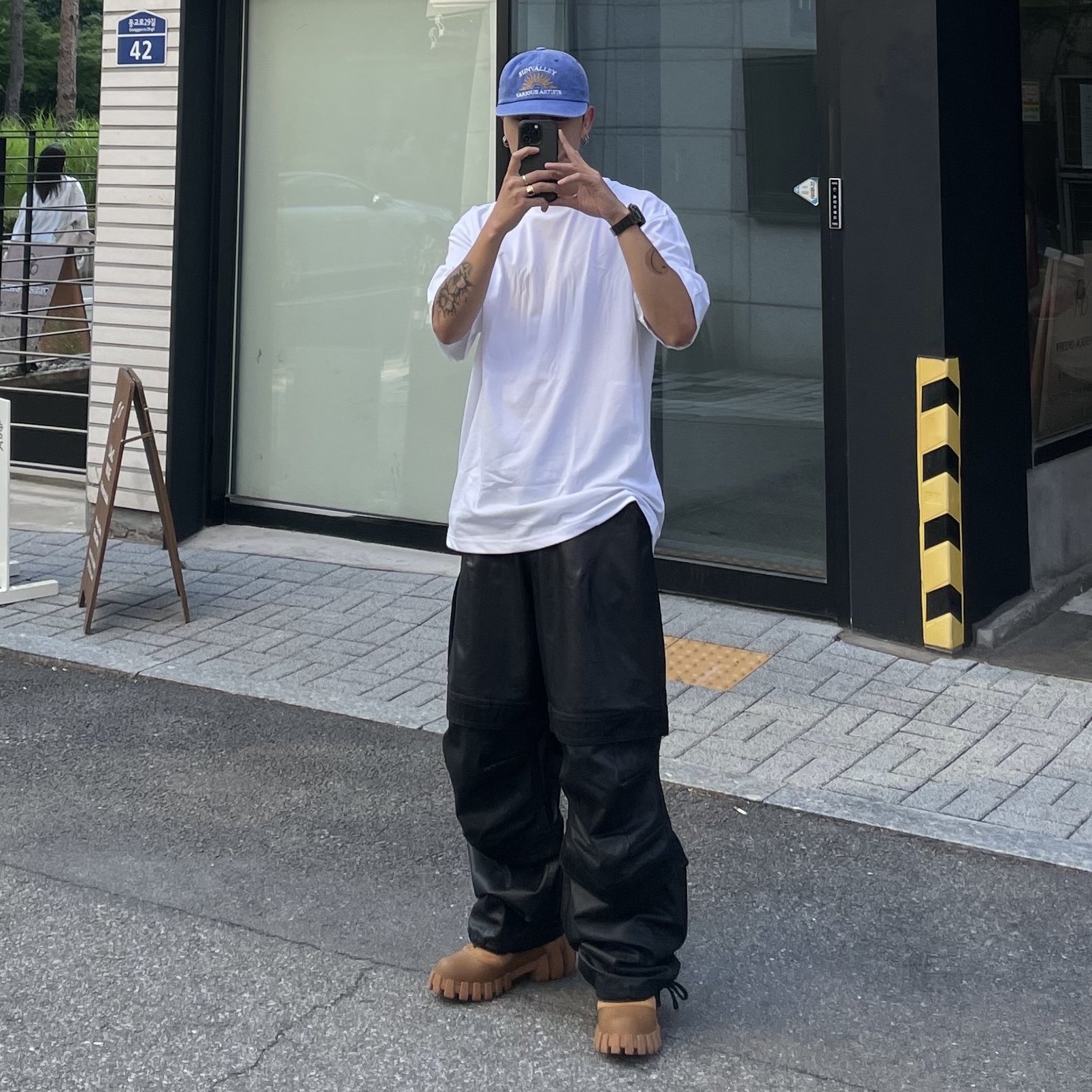 Farfromwhat Far Layered Work Pants Coated Black, Timberland x Humberto Leon 6 Inch Boot Wheat Nubuck - Medium 착용 스타일 - 1