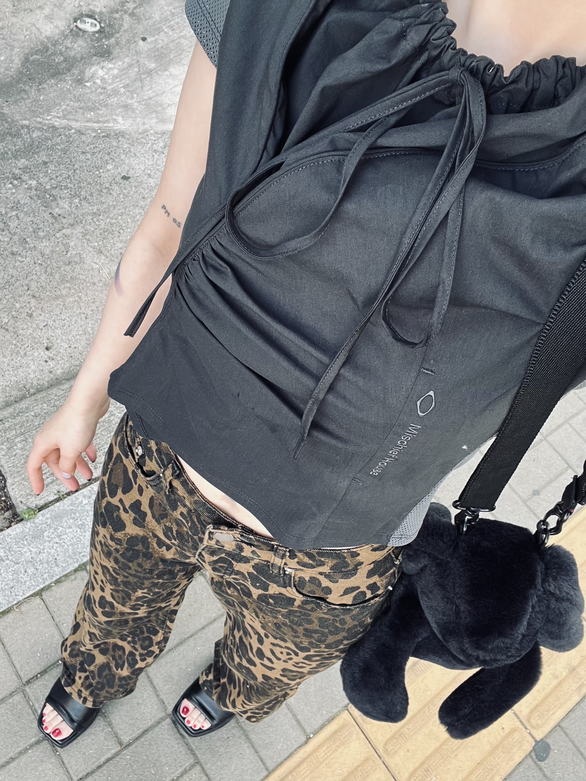 (W) Mischief Side Hook Shirring Shirts Charcoal 착용 스타일