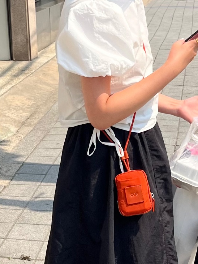 COS Mini Crossbody Pouch Nylon Red 착용 스타일 - 1