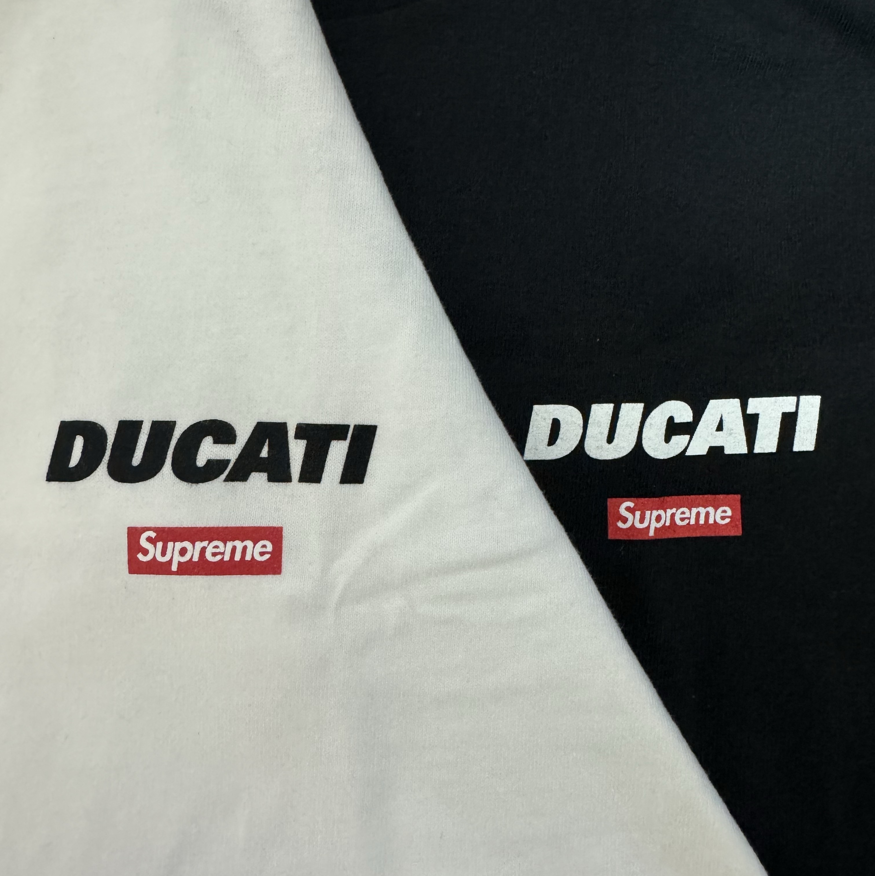 Supreme x Ducati Logos T-Shirt Black - 24SS, Supreme x Ducati Logos T-Shirt White - 24SS 착용 스타일 - 2