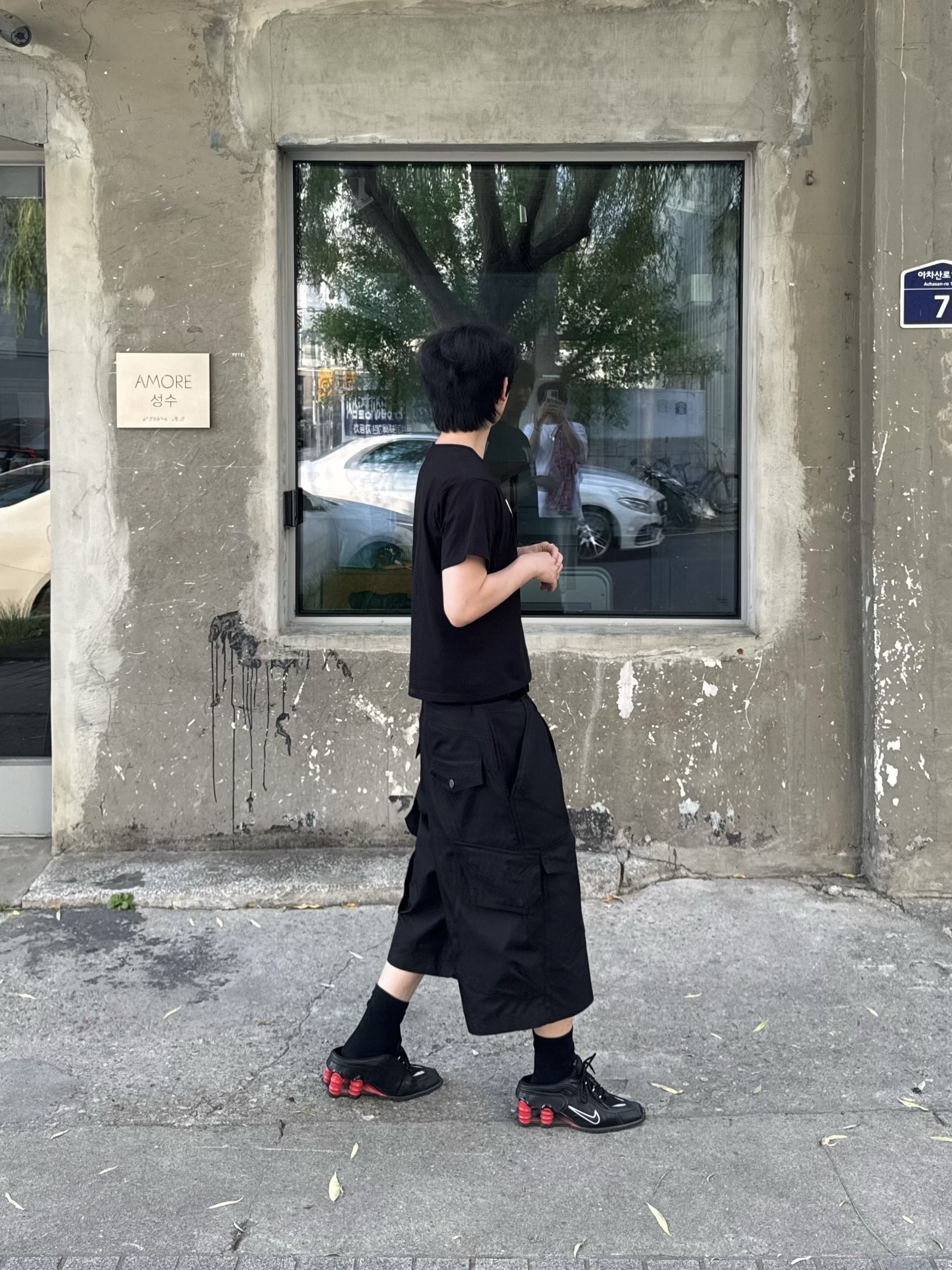 Nike x Martine Rose Shox MR4 Black 착용 스타일 - 3