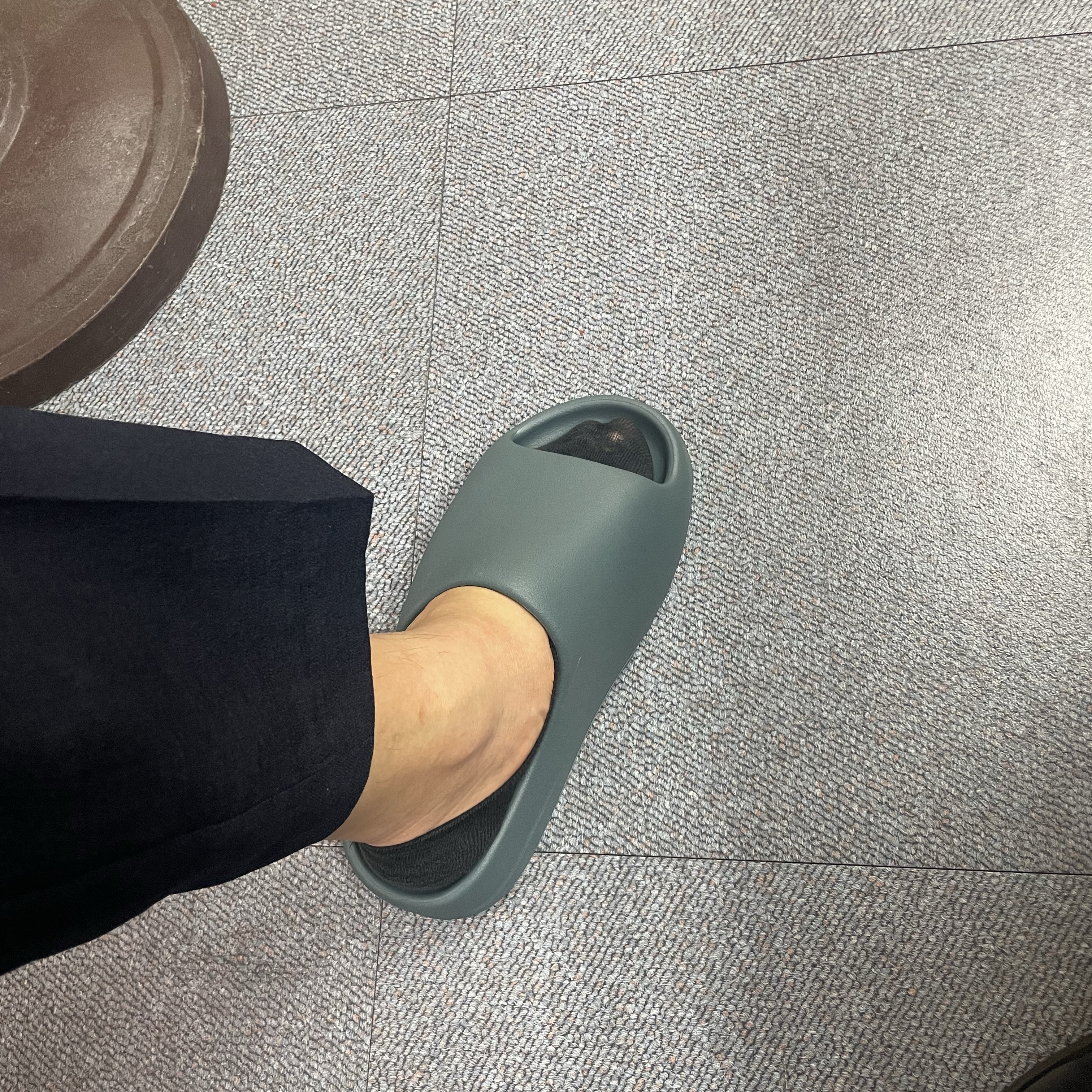 Adidas Yeezy Slide Slate Marine 착용 스타일 - 4
